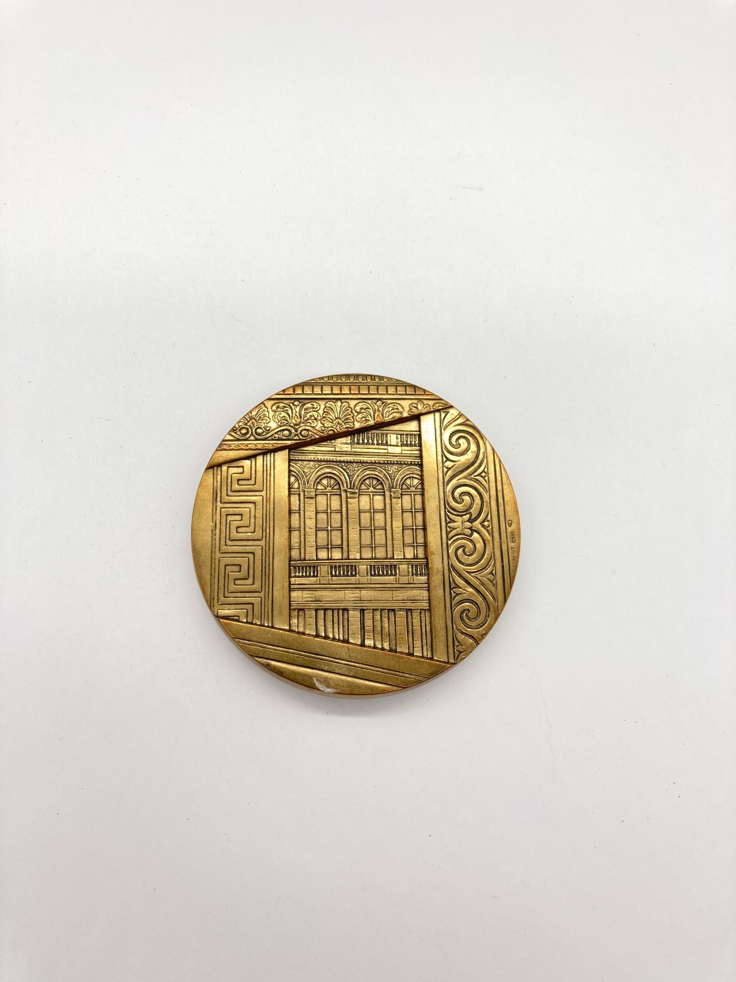 FRANCE
Médaille en bronze par R. Mayot.
République française. Conseil constitutionnel.
Lois et droits de l’homme.
Diamètre : 82 mm
T.T.B.