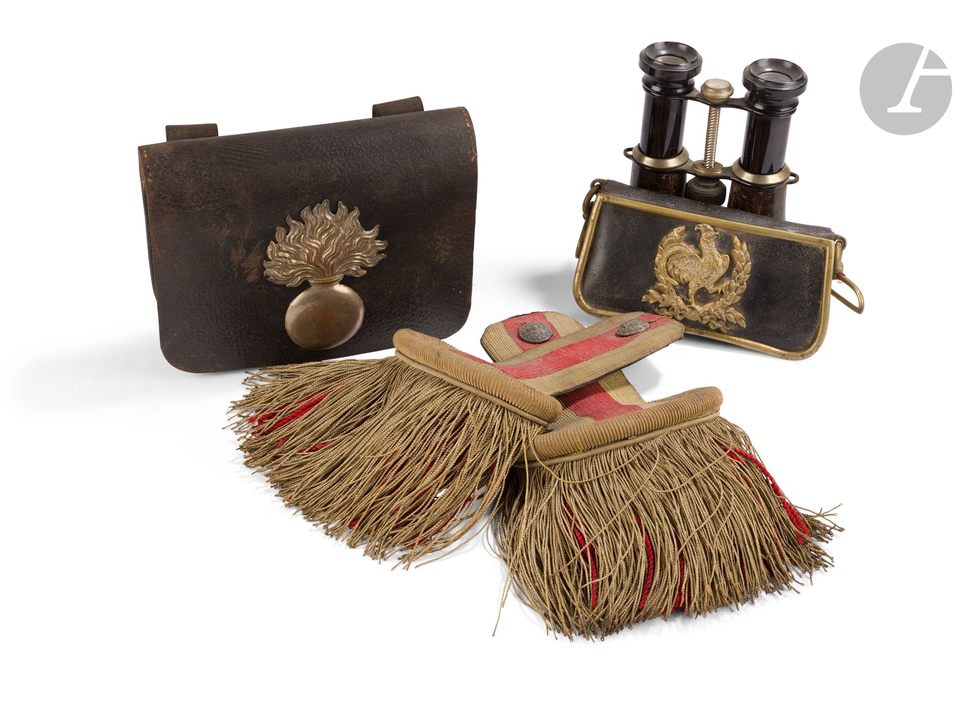 Lot de deux paires d’épaulettes dont une de la Gendarmerie impériale Second Empire, un coffret de giberne type Garde nationale Monarchie de Juillet et une paire de jumelles d’officier.
A.B.E