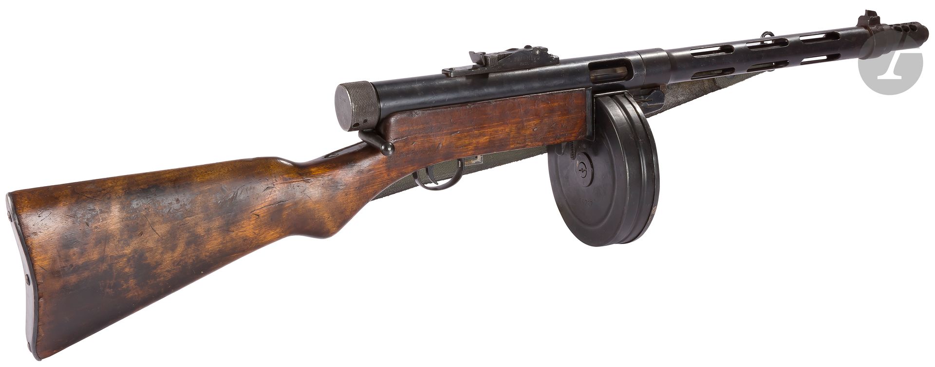 Pistolet-mitrailleur Suomi KP/31 calibre 9 x 19
Longueur totale : 87 cm
Catégorie C à déclarer, n° 46041. Arme neutralisée aux nouvelles normes européennes.

Arme Neutralisée vendue avec son certificat de Saint Etienne.