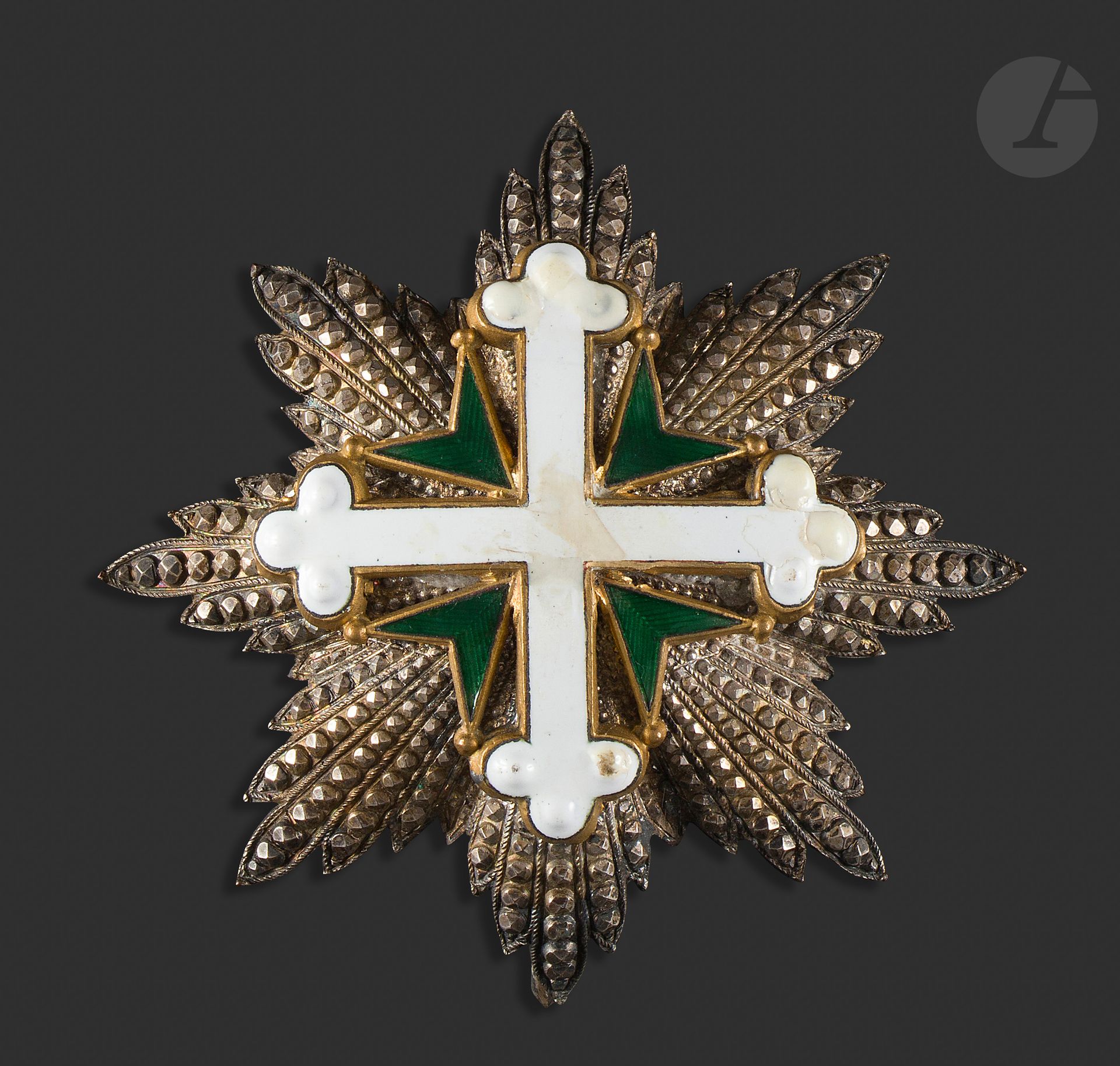 ITALIE 
ORDRE DE SAINT MAURICE ET LAZARE 
Plaque de grand-croix en argent, laiton doré et émail (restaurations).
Revers à attache basculante et deux crochets. 
81 mm - Poids brut : 52 g
T.B.