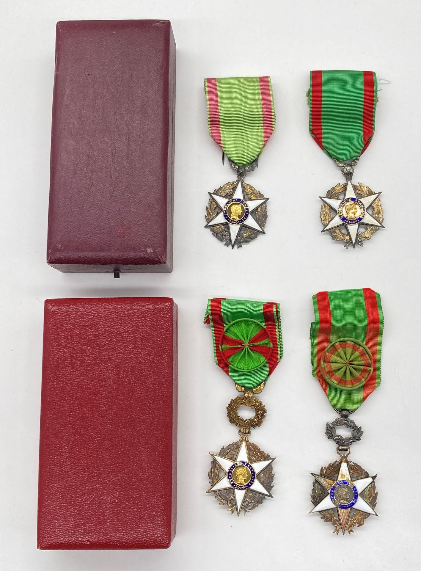 FRANCE 
ORDRE DU MÉRITE AGRICOLE 
Ensemble de qautre pièces comprenant deux étoiles de chevalier en argent, une à bélière diamantée, une à bélière ciselée et centres en or émaillé (en écrin) et deux étoiles d’officier, une en AB et une en vermeil à bélière ciselée et centre en or émaillée (en écrin). 
A.B. et T.T.B.