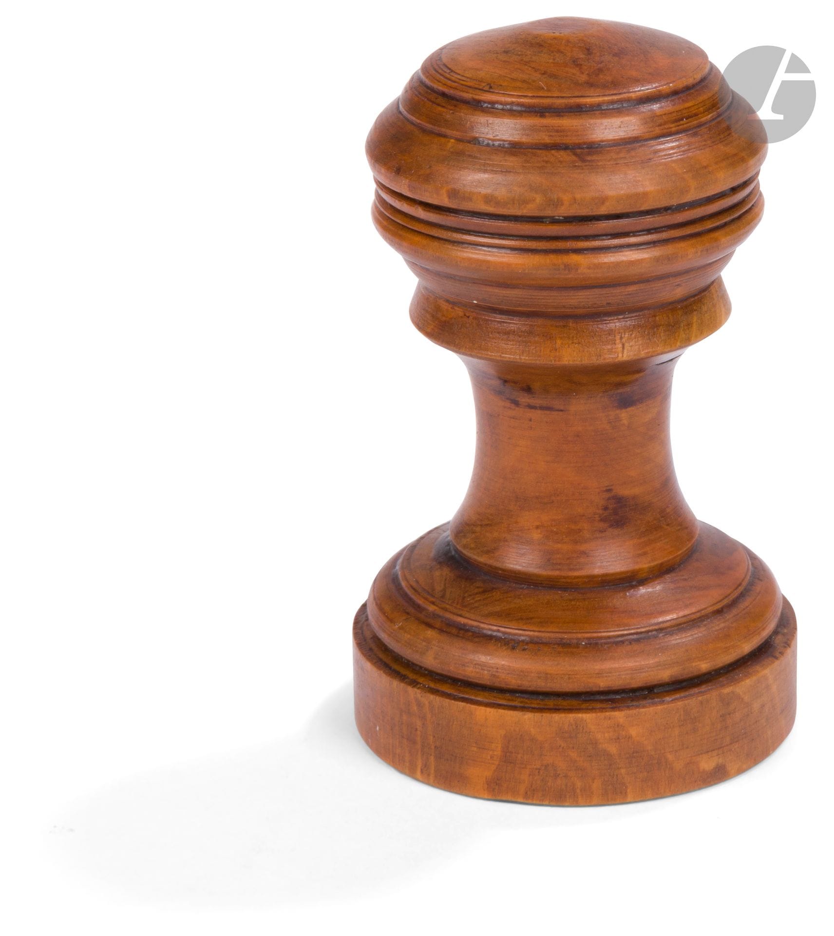 Pion de jeu d’échec, séditieux au profil du roi Louis XVIII. 
En bois tourné.
Hauteur : 7 cm
A.B.E. XIXe siècle.
