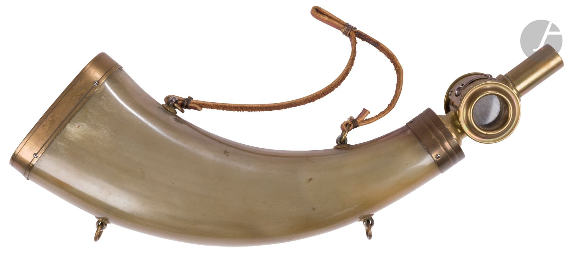 Poire à poudre en corne blonde à 4 anneaux de suspente. 
Garnitures et bec doseur à lunette en laiton.
T.B.E. 2e partie du XIXe.