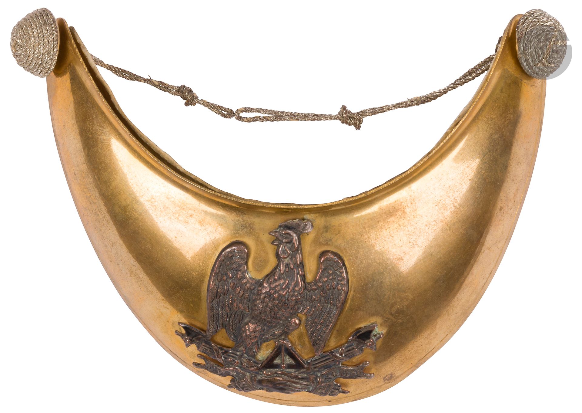 Hausse col d’officier de la Garde nationale
Plateau en laiton doré doublé de peau. Motif au coq, en argent. 
B.E. Époque IIe République.