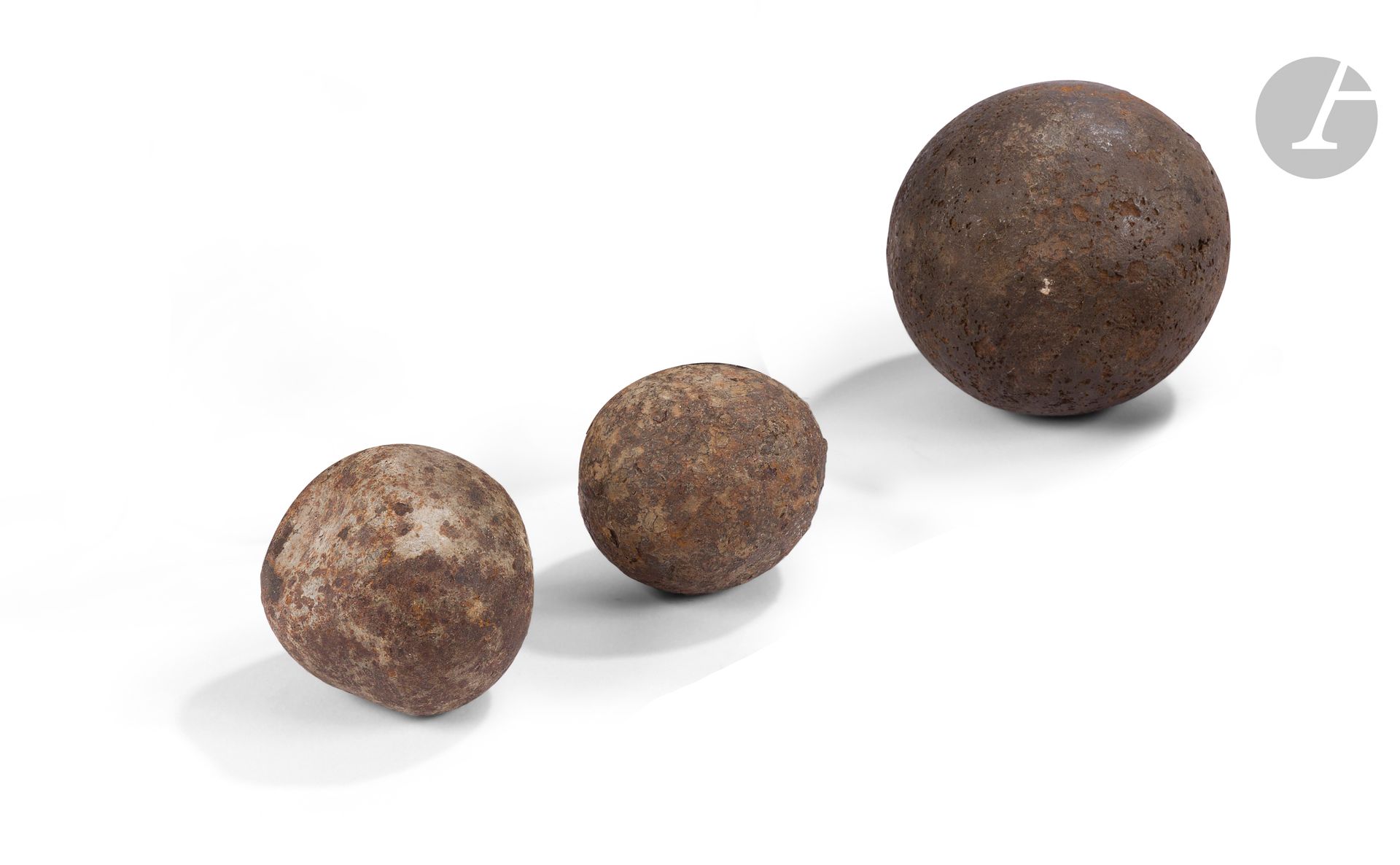 Trois boulets en fonte de fer :
- 98 mm - 3,820 kg
- 72 mm - 1,466 kg
- 65 mm - 1,064 kg
Provenance : Champ de bataille de Waterloo.
