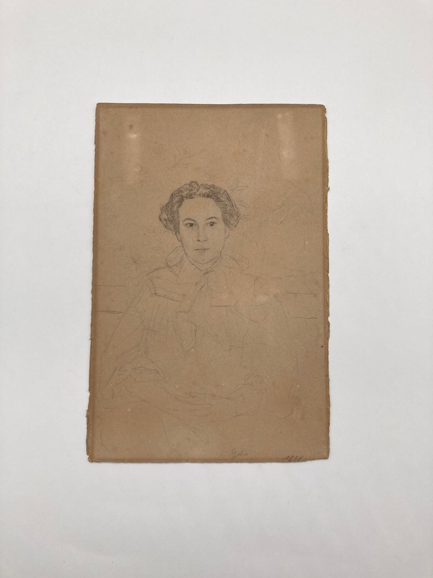 École française de la fin du XIXe siècle
Portrait de femme
Dessin au crayon, marqué « Gubir » et daté 1898. 
27 x 18 cm
Porte au verso le cachet de la succession de Mgr le Comte de Paris, Paris, Drouot, 2000. 
A.B.E.