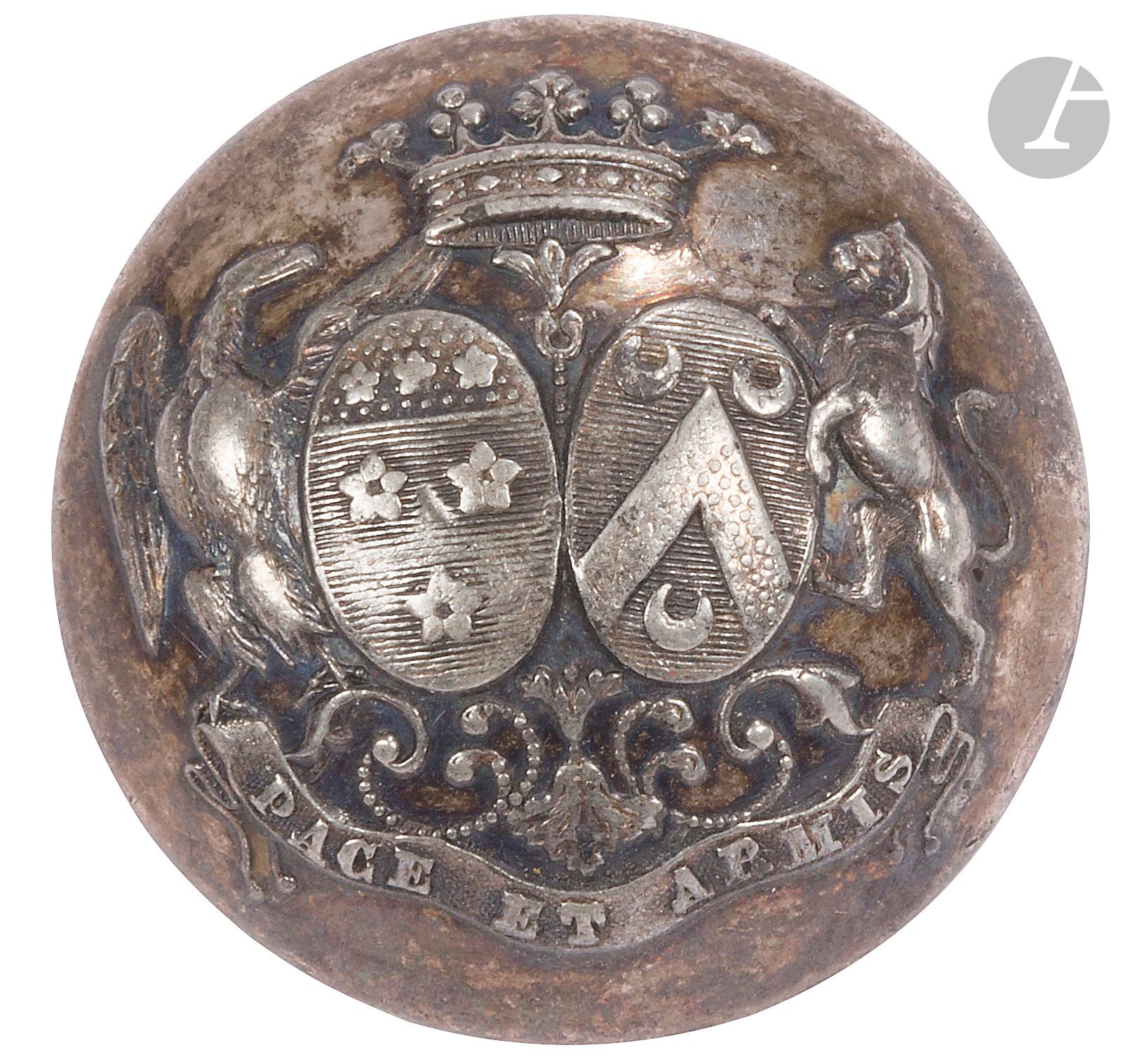 Bouton de livrée aux armes d’alliance sous armes de Marquis 
En laiton argenté. 
B.E. Fin du XIXe siècle.
Pourrait correspondre aux armes Pelleterat de Borde