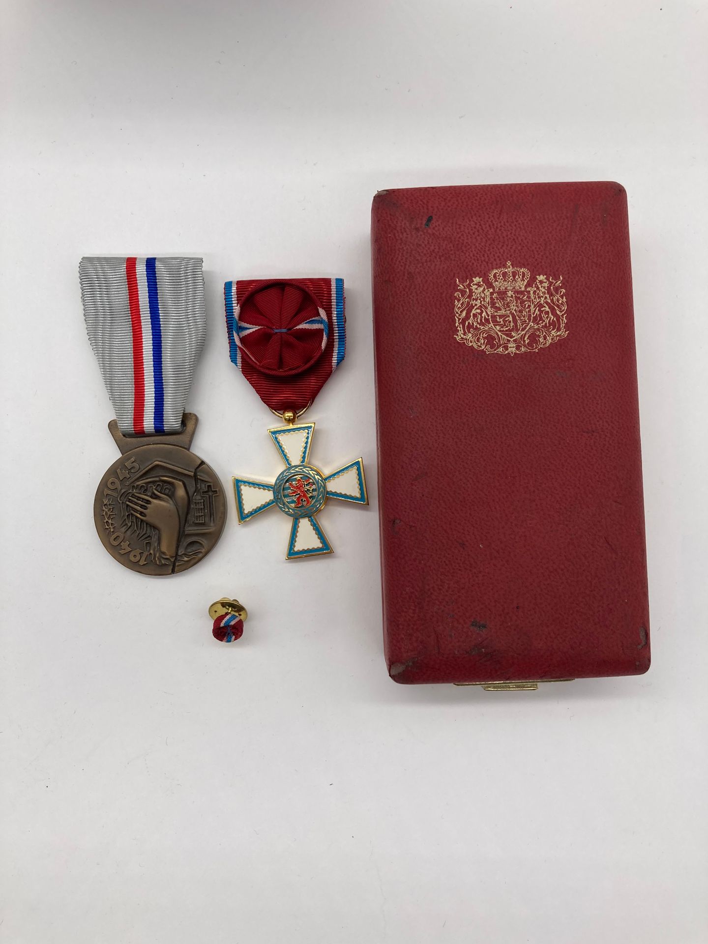 LUXEMBOURG
ORDRE DU MÉRITE LUXEMBOURGEOIS 
Croix d’officier en métal doré et émaillé. Ruban à rosette. 
41 mm
Dans son écrin, aux armes, avec rosette. 
SUP. 
On y joint la médaille luxembourgeoise de la Reconnaissance nationale pour faits de résistance pendant la guerre 1940-1945, en bronze.