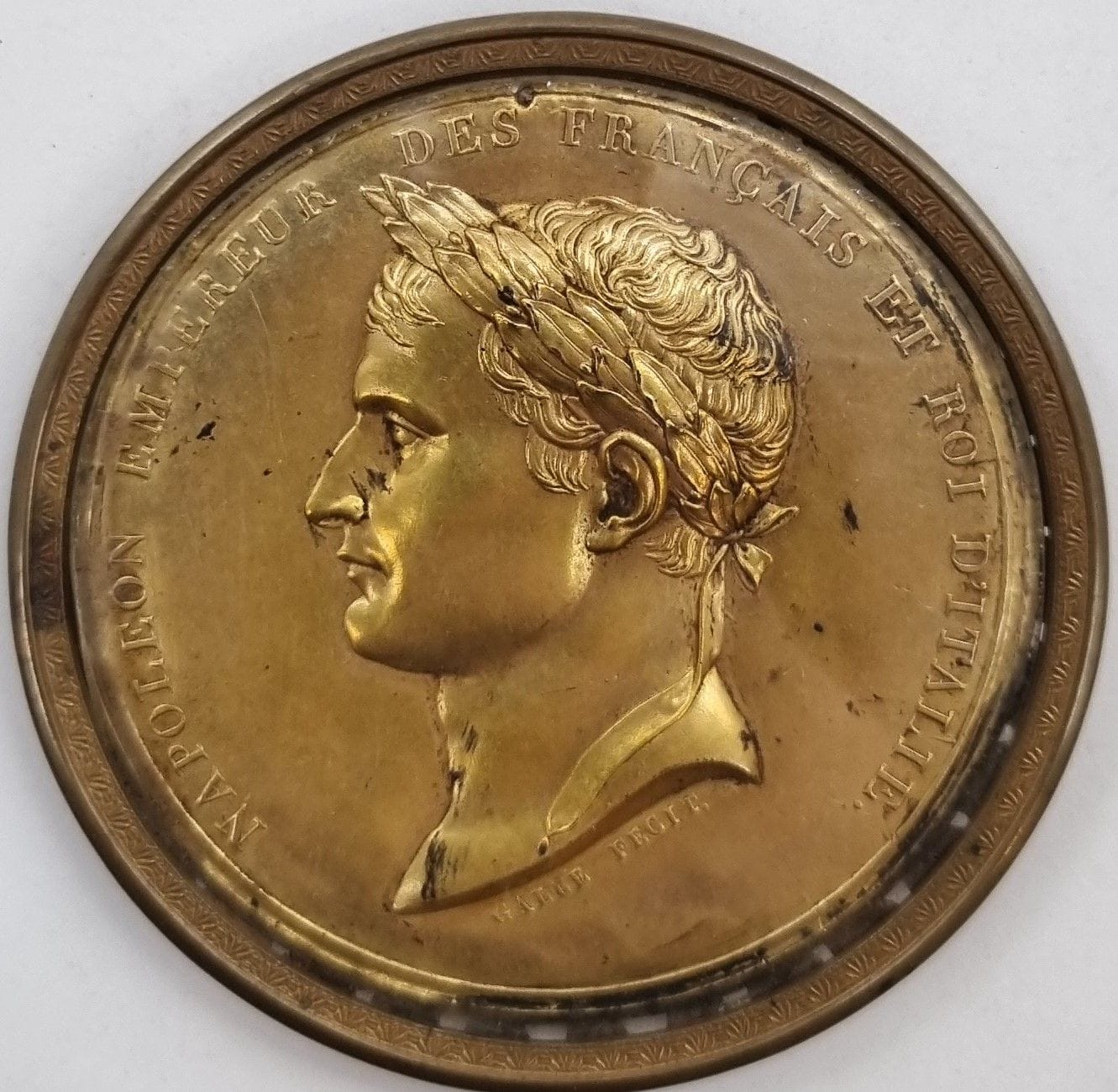 Napoléon Empereur des Français et Roi d’Italie
Médaillon en laiton estampé doré, au profil de l’Empereur Napoléon Ier par Gallé.
Diamètre : 67 mm