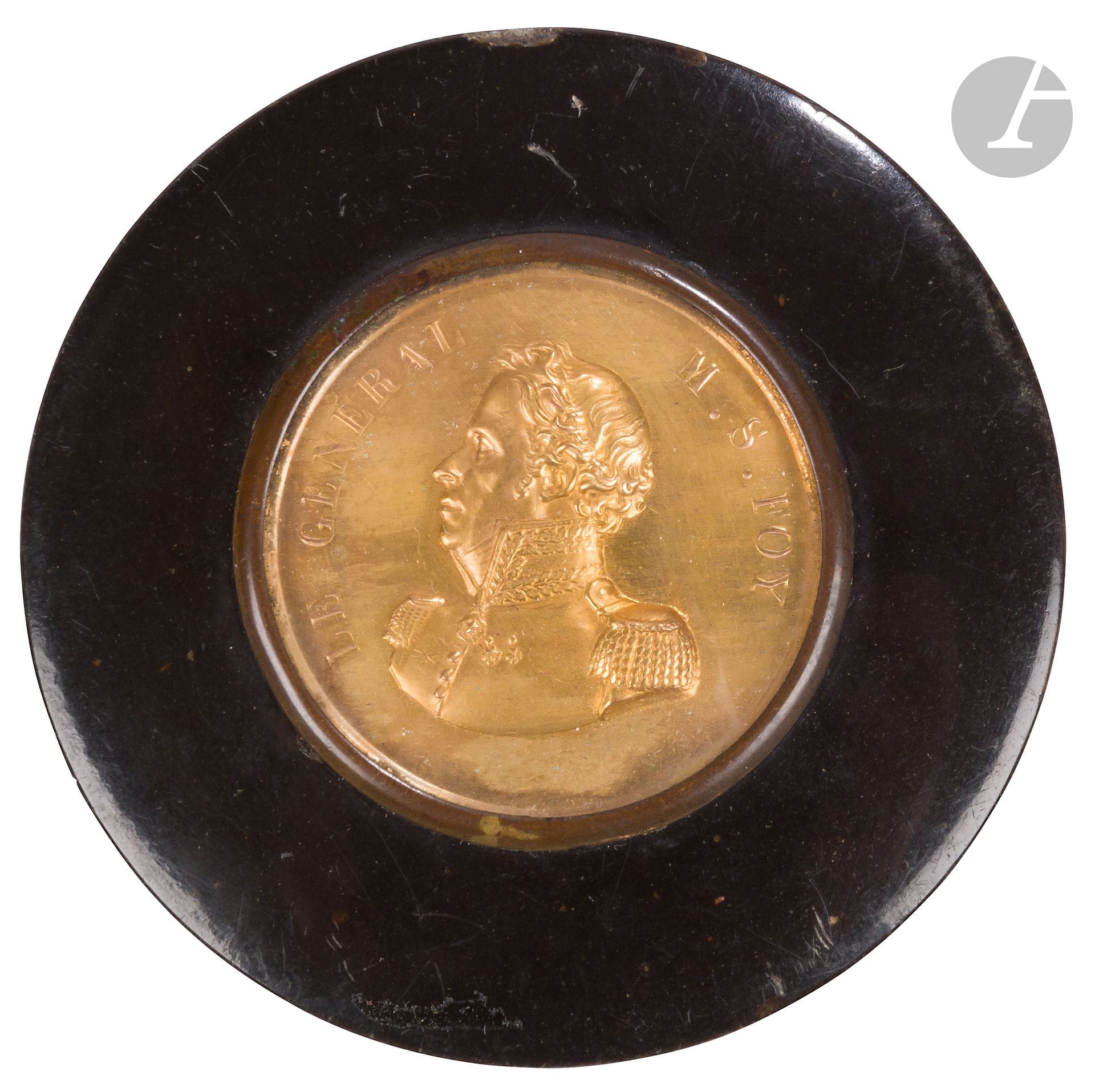 [Le général Maximilien Sébastien Foy]
Tabatière ronde en corne. Couvercle orné d’un médaillon doré représentant le général en buste en uniforme de profil.
A.B.E. Diamètre : 7 cm