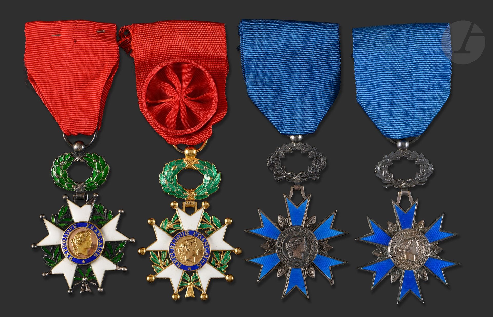 FRANCE 
Quatre pièces : 
- Deux étoiles de chevalier de l’Ordre national du mérite en argent et émail. Un en T.B. à T.T.B. et une T.T.B. de fabrication Chobillon. En écrins. 
- Une étoile de chevalier (B.) et une d’officier (T.T.B., fabrication de la Monnaie) de la Légion d’honneur d’époque Ve République.