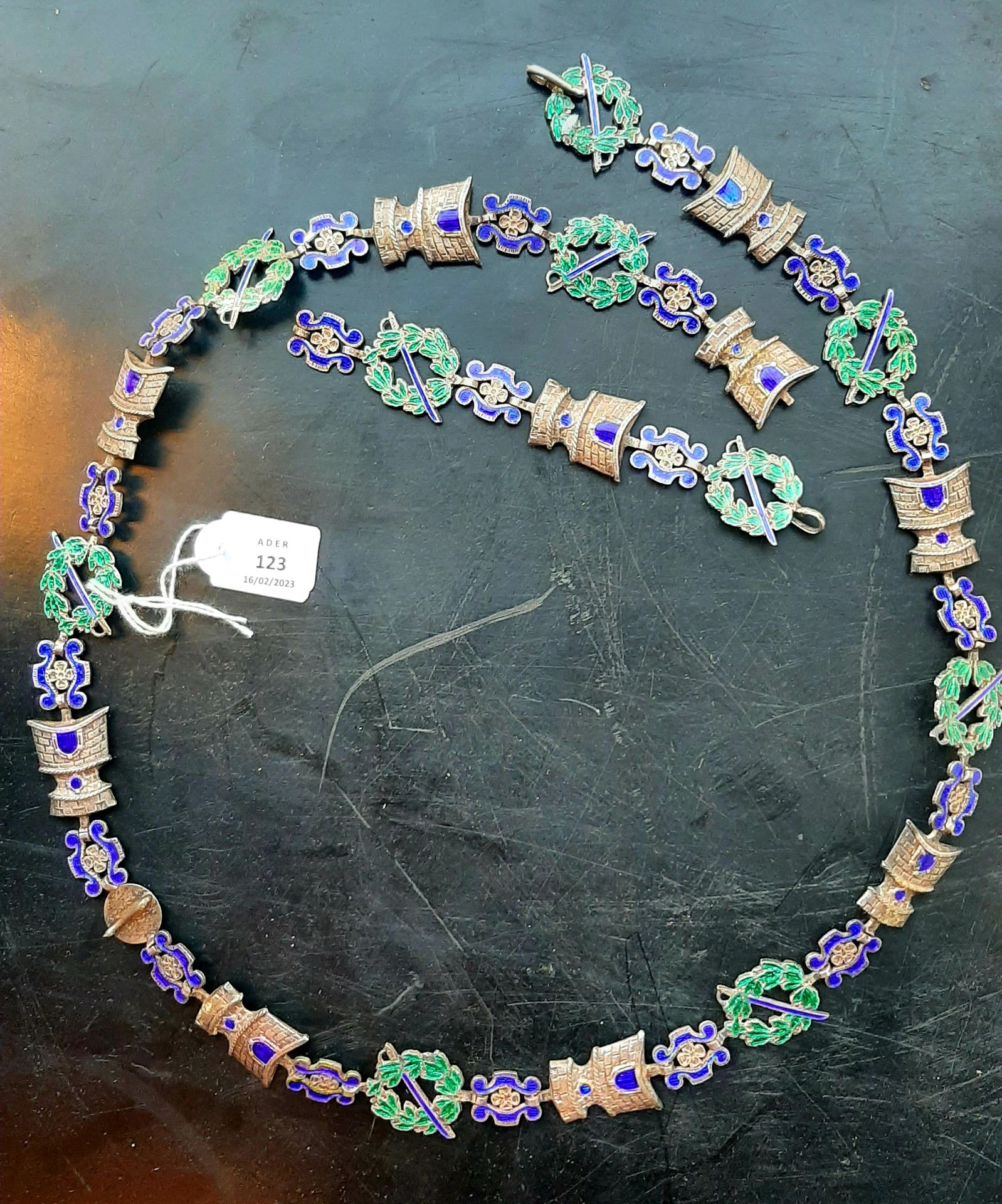 PORTUGAL
ORDRE DE LA TOUR ET DE L’ÉPÉE, fondé en 1808.
Collier de chevalier en argent émaillé, à quarante maillons alternants des tours, des épées dans des couronnes de laurier et de motifs rocailles. Un maillon cassé, en deux parties, petits éclats.
Longueur: 88 cm - Poids brut: 138 g
T.B.