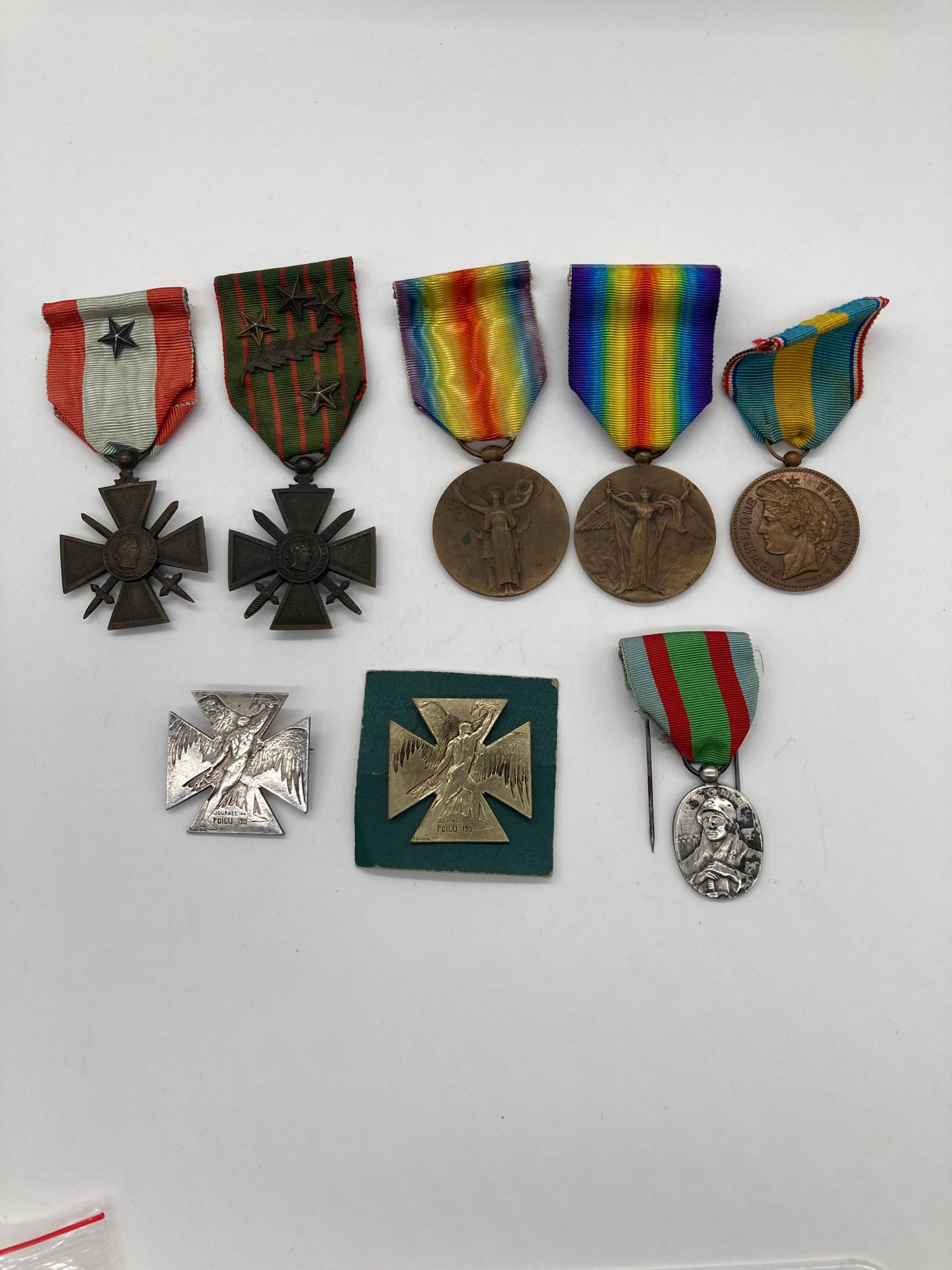 France - PREMIÈRE GUERRE MONDIALE 
Ensemble de huit pièces : 
Deux insignes de la journée du Poilu 1915 par Lalique, un avec poinçon d’orfèvre, deux croix de guerre, une 14-17 à ruban à quatre étoiles et une palme, une 14-18 à ruban TOE, une médaille « VERDUN GLOIRE PAIX » en bronze, médaille de l’Argonne en métal argenté à bélière boule, deux médailles interalliées, modèle de Morlon et modèle de Charles. 
Rubans. 
T.B et T.T.B.