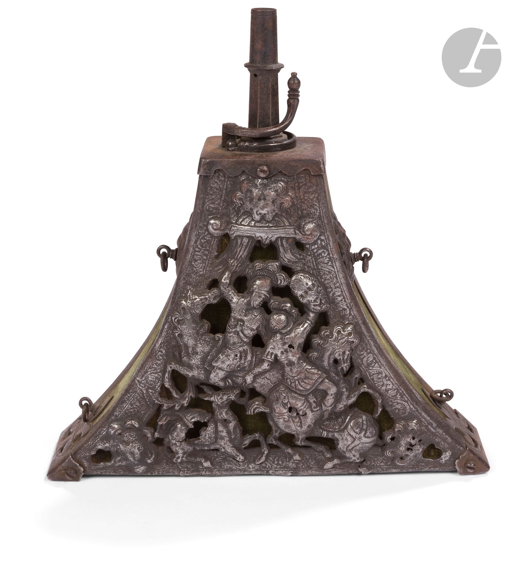 German powder flask with four rings of suspension.
Made of wood covered with velvet, with iron fittings. Decorated in front of a "fight of riders". Spout with sides then round. Iron belt hook.
Reassembling. Partly from the 17th and 19th centuries.