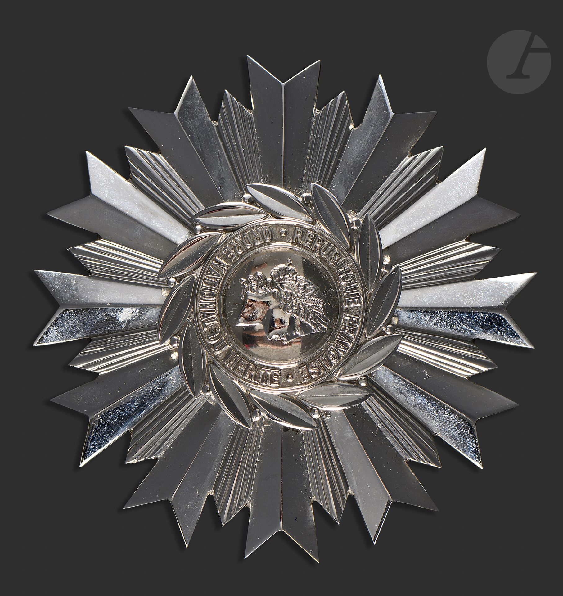 FRANCE
ORDRE NATIONAL DU MÉRITE 
Plaque de grand officier du 1er type. 
En argent. Centre en 3 parties. Poinçon au crabe et de la Maison Arthus Bertrand. 
87 mm - Poids net : 111 g
T.T.B. à SUP.