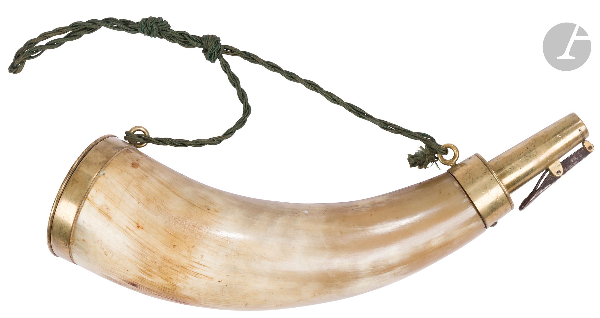 Powder flask in blond horn with two rings of suspension. 
Bottom and measuring spout in brass.
B.E. Middle of the XIXth century.