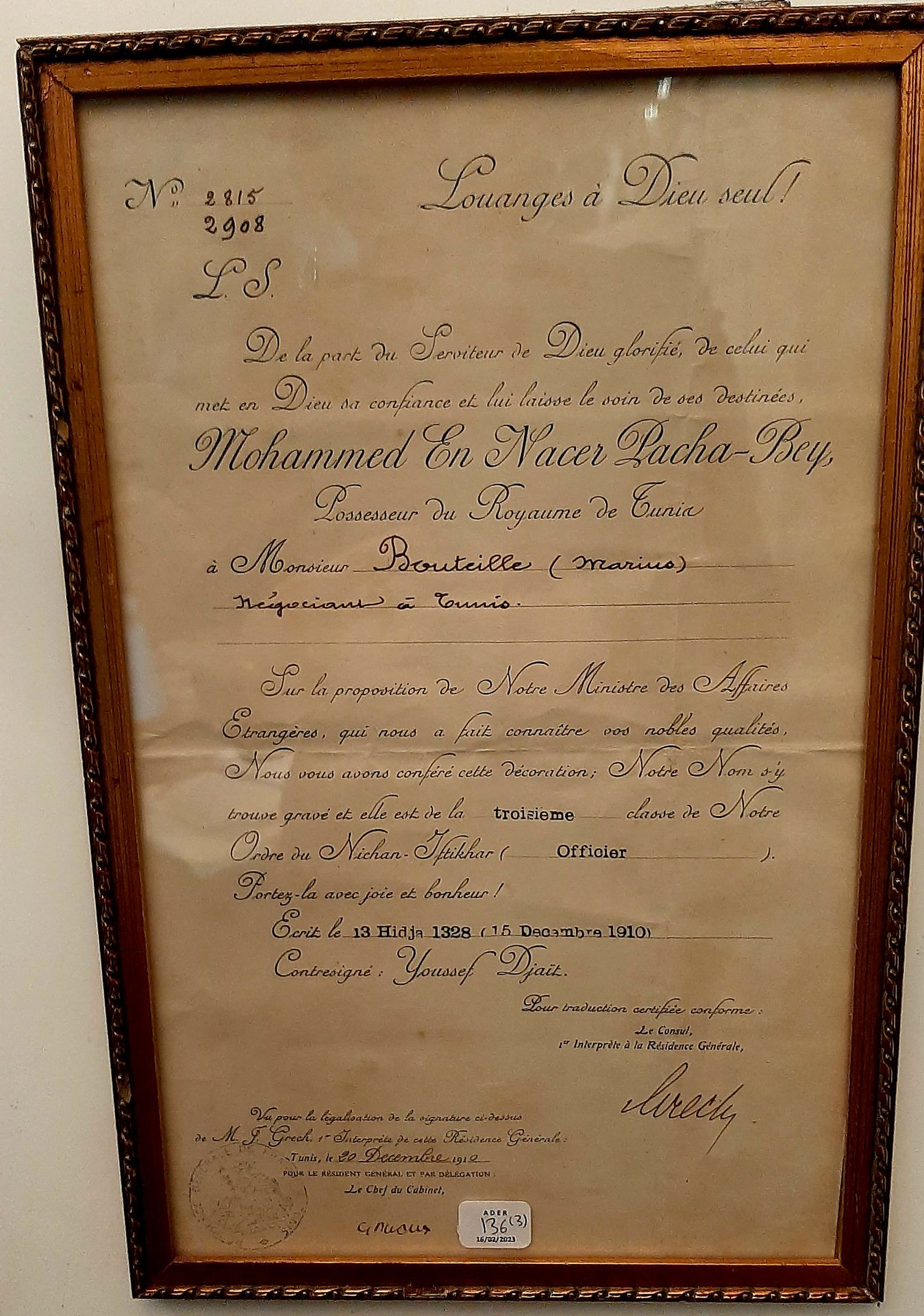 FRANCE - TUNISIE
Lot de trois documents :
- brevet de la société philanthropique des anciens chasseurs à pied. Au nom du sergent Micouloud du 14e BCP.
- diplôme de la médaille commémorative édité par le journal des mutilés et combattants. Non attribué. Encadré sous protection.
-  une lettre de nomination en français comme officier, en langue française, au nom de Marius Bouteille, négociant (1910). Encadré sous verre.