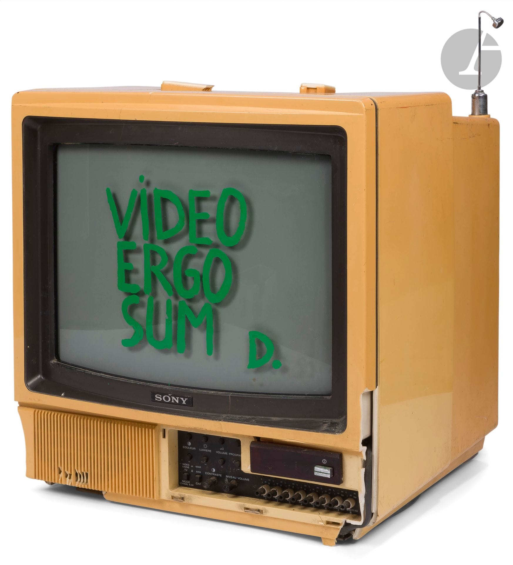 Jean DUPUY (1925-2021)
Video Ergo Sum, vers 1989
Peinture sur téléviseur.
Monogrammée en bas à droite.
(Accidents).
41,5 x 39 x 43 cm