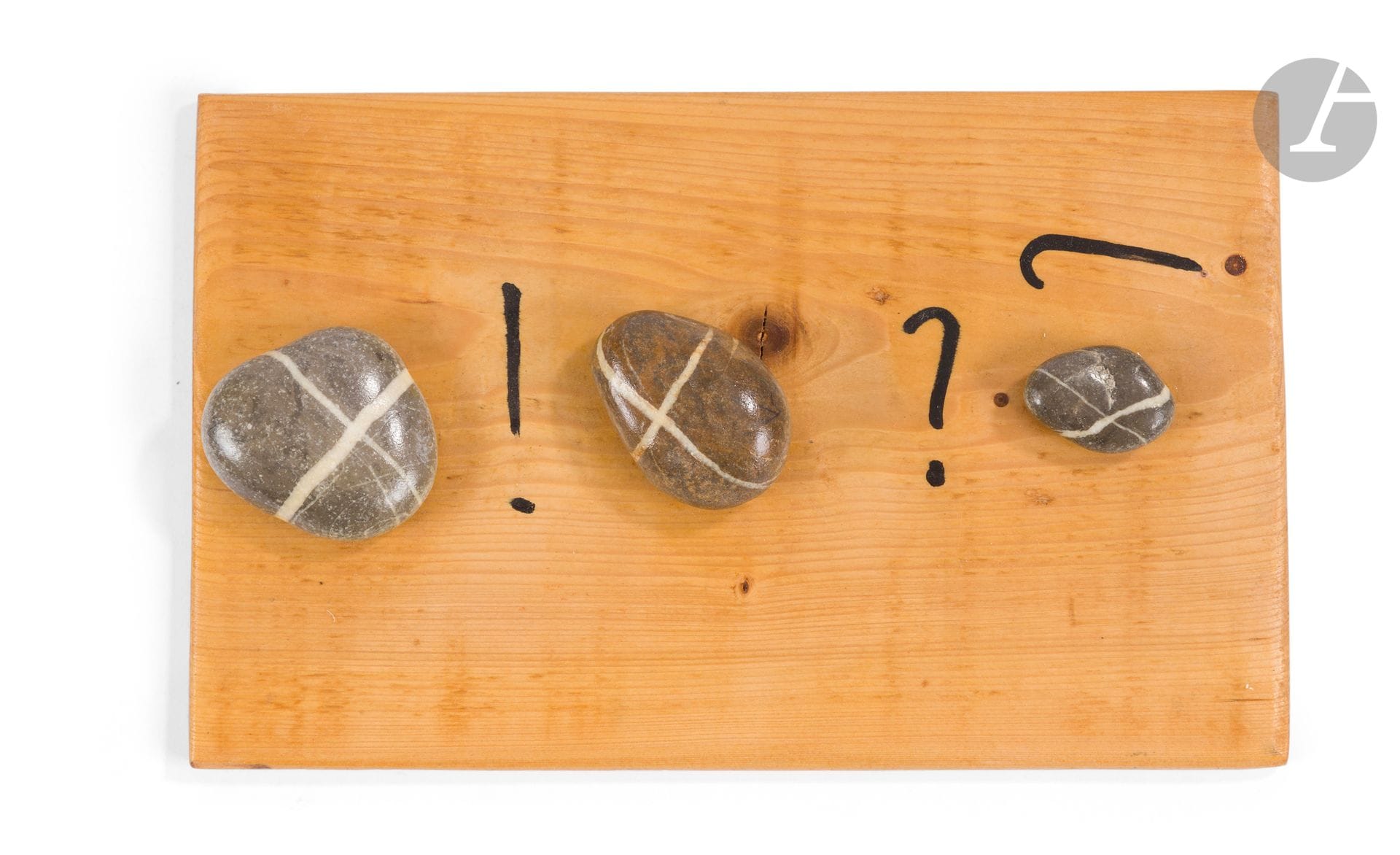 Jean DUPUY (1925-2021)
X! X? X?, 1990
Galets et bois peint.
Signé, daté et titré au dos.
17 x 26 x 3 cm