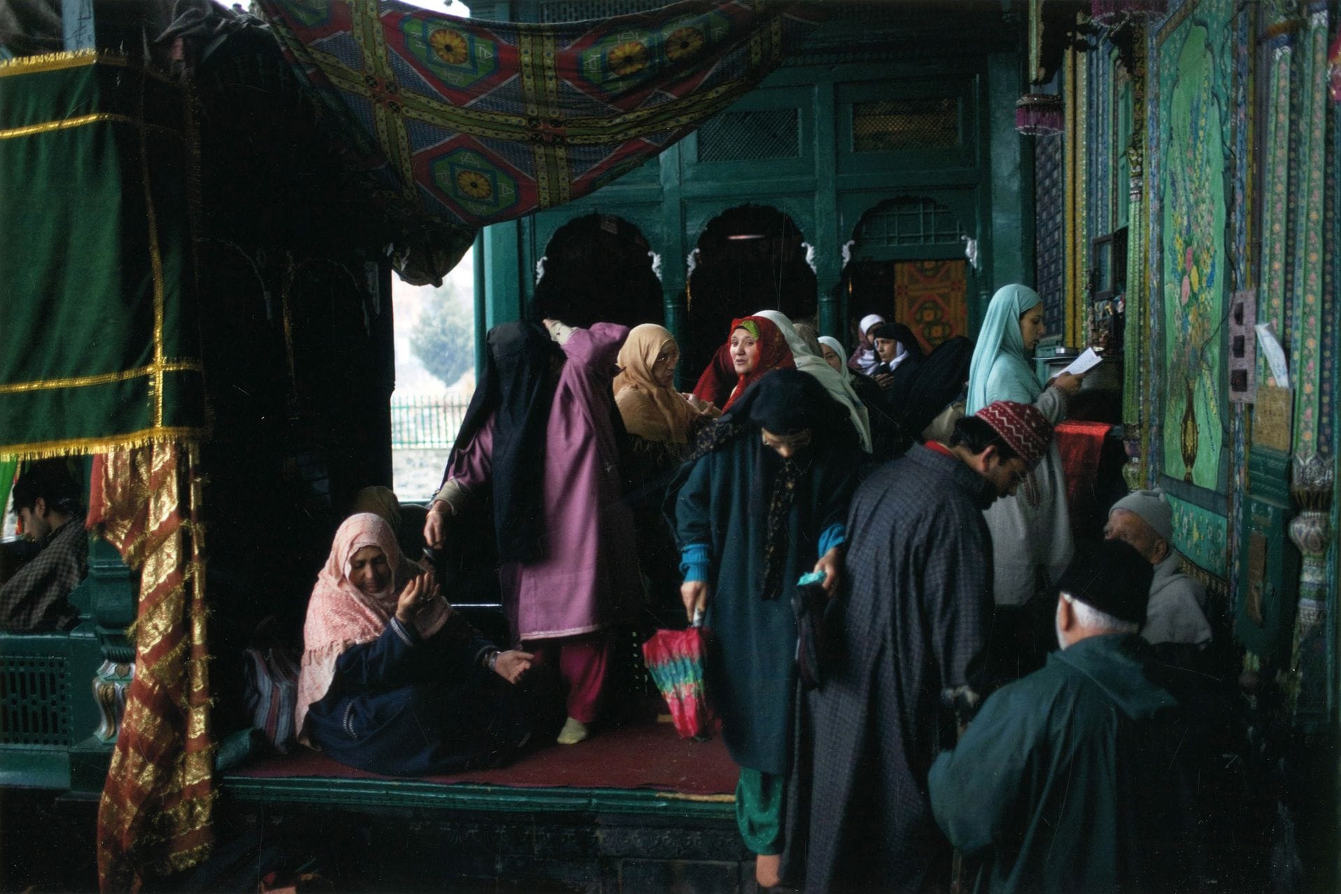 Robert Nickelsberg
Kashmiri women at one of the most famous shrines in the country, the Shah-i-Hamadan shrine during noonday prayers. Kashmir, 2008.
Épreuve pigmentaire, signée et datée à l'encre dans la marge en bas. L’œuvre est accompagnée d’une légende autographe de Robert Nickelsberg racontant l’histoire de sa photographie. 
Image : 23,7 x 35,6 cm 
Feuille : 28,7 x 40,6 cm