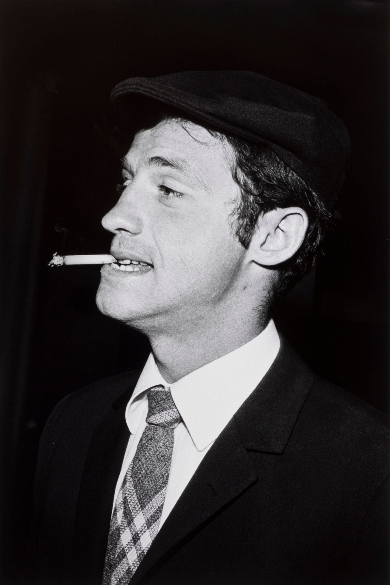 Hugues Vassal (1933) 
Jean-Paul Belmondo lors de la sortie du film L’Homme de Rio de Philippe de Broca. Rome, 1964. 
Épreuve pigmentaire signée, titrée et datée au crayon au verso. 
Image : 44,7 x 30 cm
Feuille : 57,8 x 43 cm
