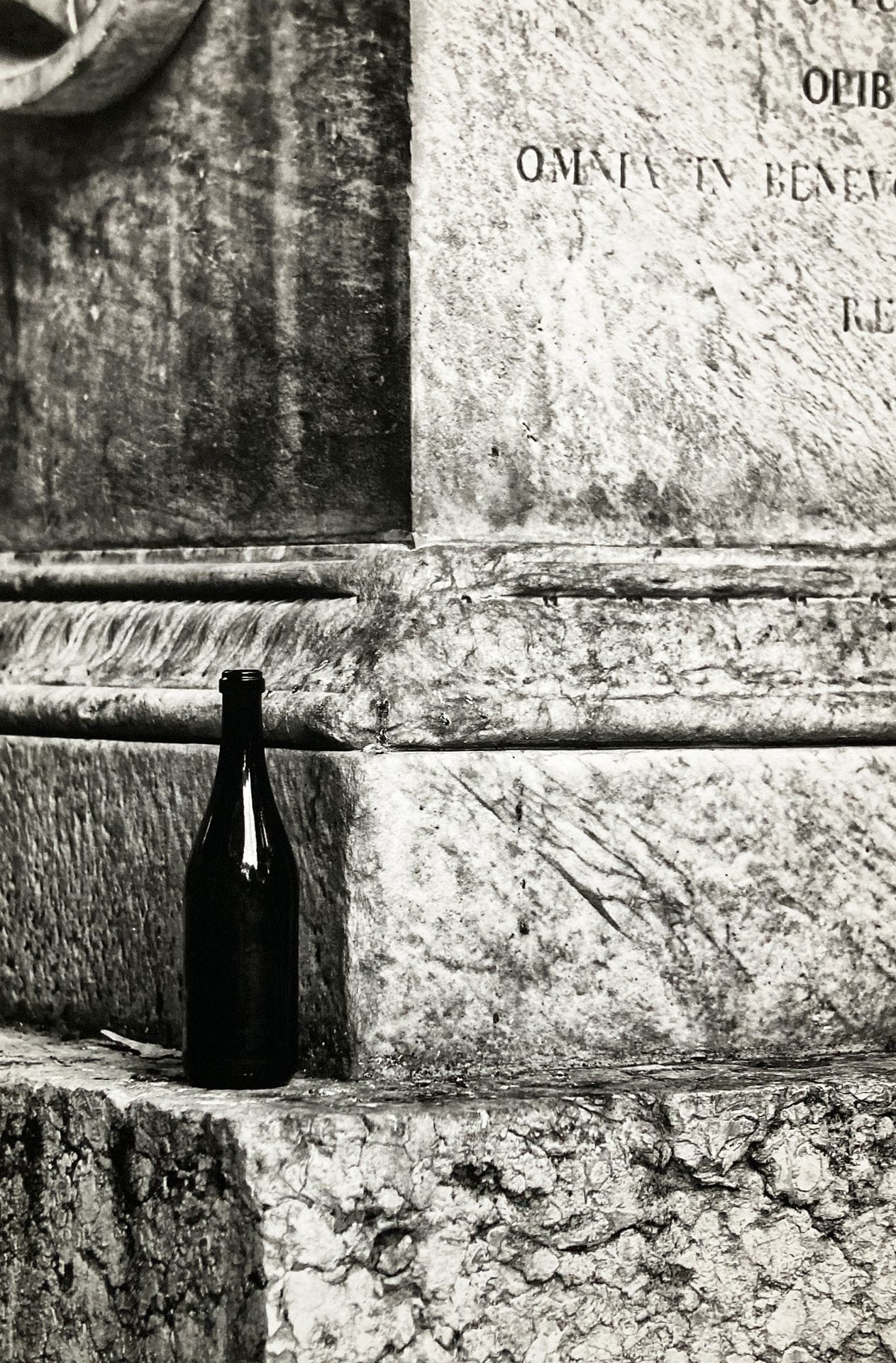 Jean-Dominique "El Padre" (1963)
Au bord de la fontaine du Roi René, cours Mirabeau. Aix en Provence, 2012.
Épreuve pigmentaire, signée, titrée et annotée au crayon au verso. Monogramme du photographe sur le passe-partout. L’œuvre est accompagnée d’une légende autographe de Jean-Dominique "El Padre" racontant l’histoire de sa photographie. 
Image : 52,5 x 35 cm
Feuille :  56,5 x 43 cm - cadre
