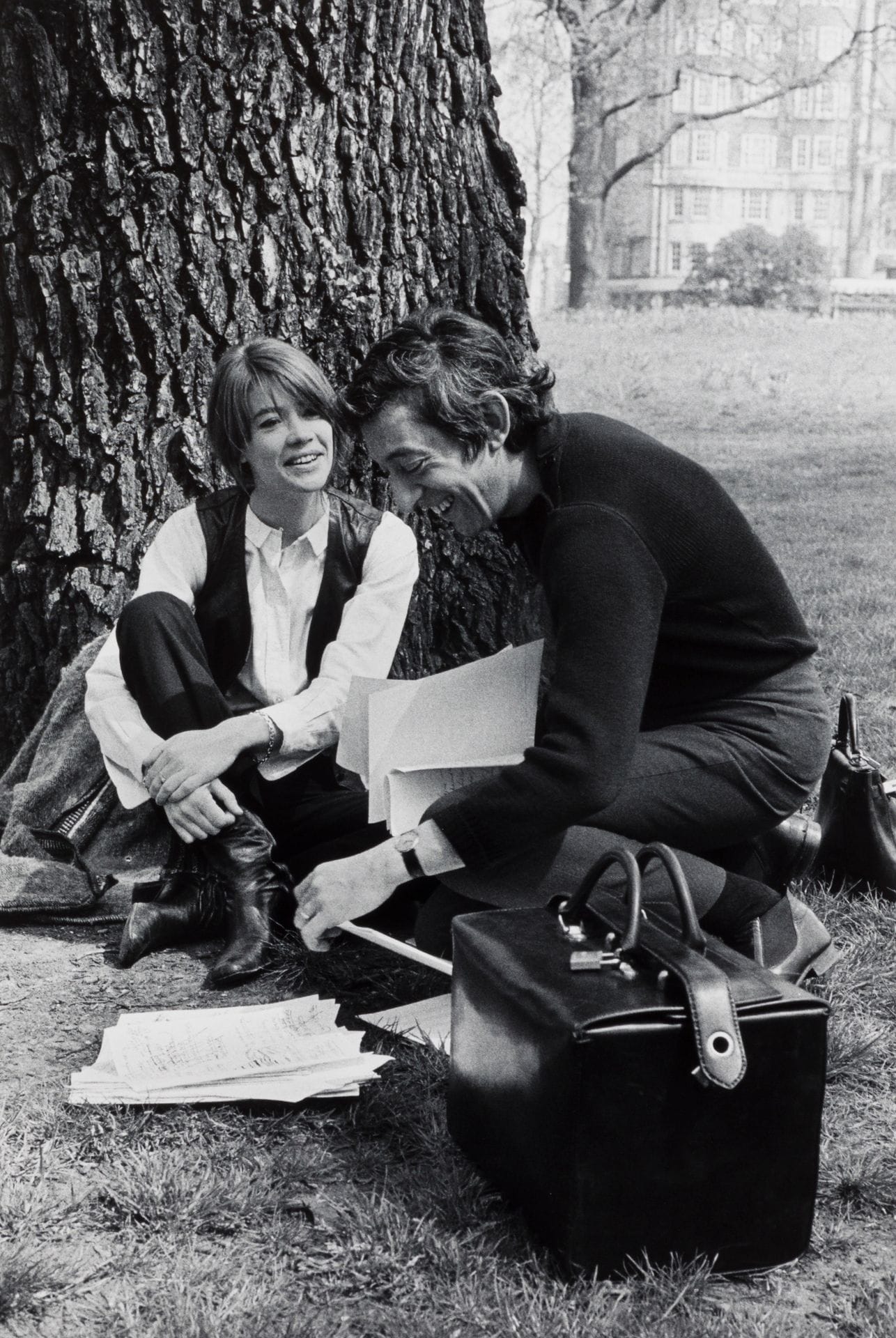 Hugues Vassal (1933) 
Serge Gainsbourg et Françoise Hardy répètent dans Hyde Park la chanson Comment te dire adieu. Londres, 1970.
Épreuve pigmentaire signée, titrée et datée au crayon au verso. L’œuvre est accompagnée d’une légende autographe d'Hugues Vassal racontant l’histoire de sa photographie.   
Image : 45 x 30 cm
Feuille : 57,7 x 43,2 cm

Bibliographie : 
Hugues Vassal, Dans l'intimité des stars de la chanson, Éditions de l'Archipel, 2019, couverture.