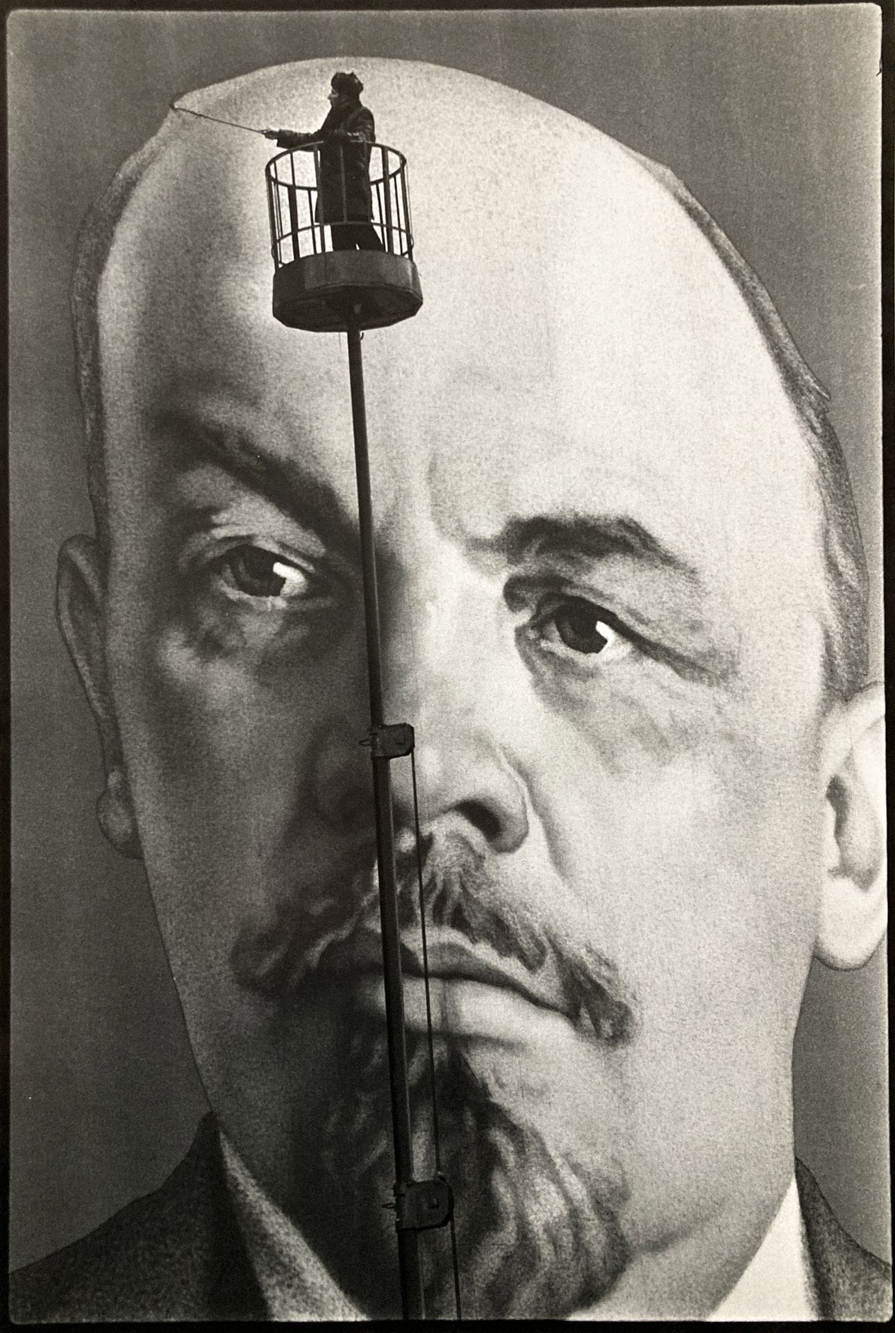 Alain Noguès (1937)
URSS. Moscou, 6 novembre 1977.
Épreuve pigmentaire (2022). Timbre sec du photographe dans la marge en bas à droite. Signature, titre, date et annotation "Lénine a besoin d'une retouche pour le soixantième anniversaire de la révolution bolchévique" au verso. L’œuvre est accompagnée d’une légende autographe d'Alain Noguès racontant l’histoire de sa photographie.
Image : 40 x 26,8 cm
Feuille : 50 x 40 cm