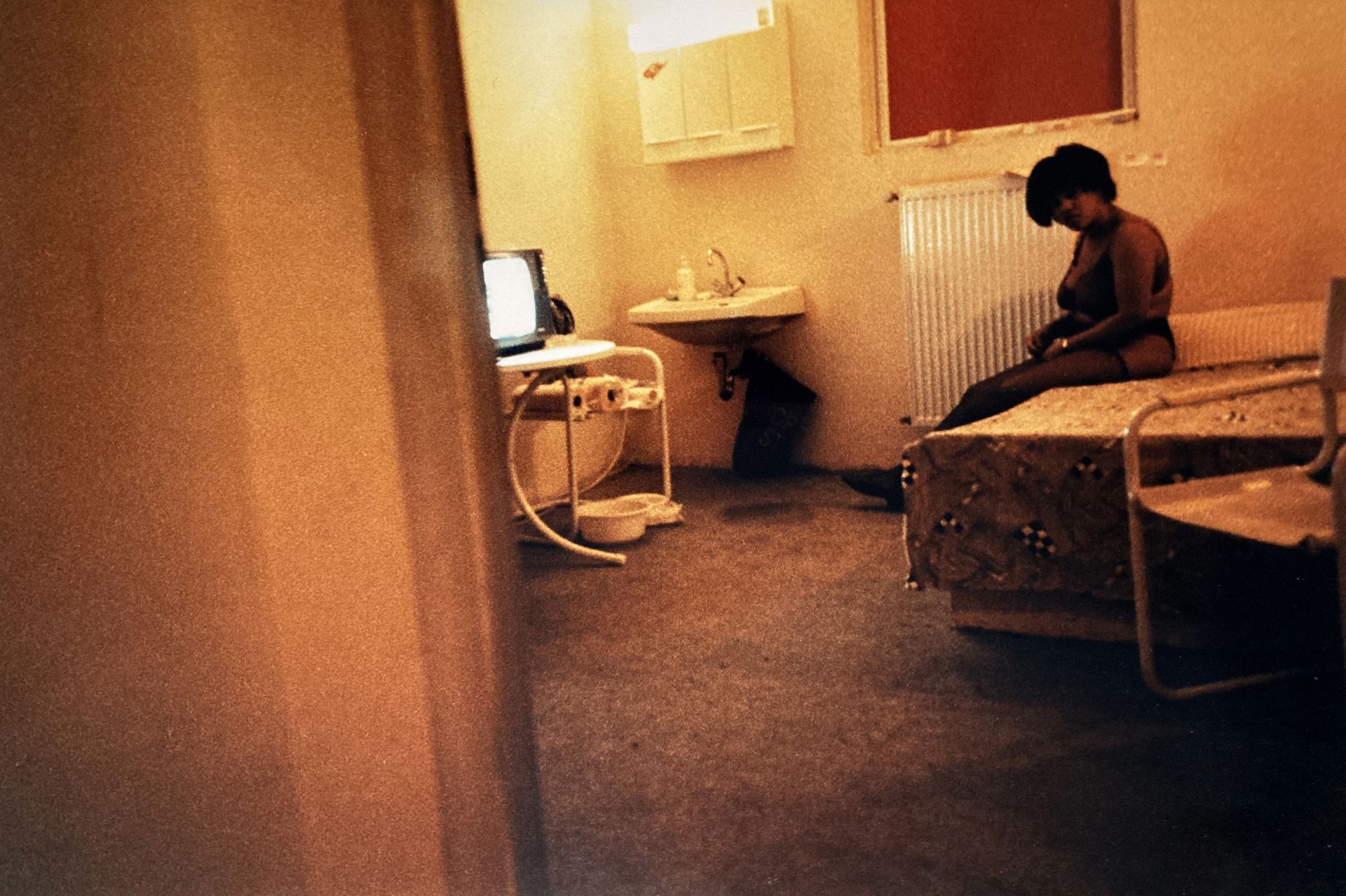 Jean-Christian Bourcart (1960) 
Série Infertile Madonnas. #21. Francfort, 1992.
Épreuve chromogénique, signée, titrée, datée et numérotée à 25 exemplaires au verso. L’œuvre est accompagnée d’une légende autographe de Jean-Christian Bourcart racontant l’histoire de sa photographie. 
33 x 49 cm