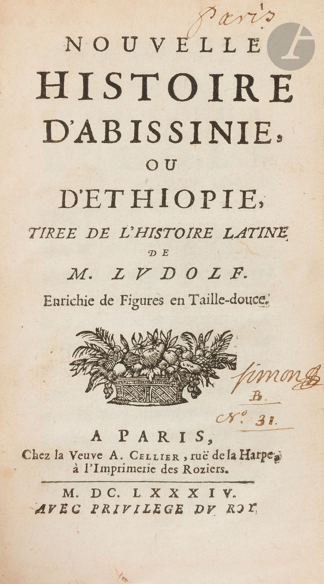 LUDOLF (Hiob).
Nouvelle histoire d’Abissinie, ou d’Éthiopie, tirée de l’histoire latine de M. Ludolf.
Paris : veuve A. Cellier, 1684. — In-12, 147 x 84 : (10 ff.), 275 pp., (14 ff.), 1 carte, 5 planches. Veau havane, armes dorées au centre sur les plats, dos à nerfs orné de pièces d’armes dorées, tranches marbrées (reliure du XVIIIe siècle).

Fumagalli, Bibliografia etiopica, 1431.
Édition originale de la traduction française de l’ouvrage de l’orientaliste et philologue allemand Hiob Ludolf (1624-1704) publié pour la première fois en latin en 1681.
Cette traduction ne comprend que l’histoire éthiopienne, sans le commentaire et certains éléments relatifs à la religion. Elle est attribuée à Des Jauneau ou à Destaureaux, professeur de mathématiques au collège de Cambrai.
L’édition est illustrée d’une carte et de cinq planches dépliantes, ces dernières représentant des plantes et des animaux.
Exemplaire en reliure légèrement postérieure, AUX ARMES DE LA COMTESSE DE VERRUE.
Jeanne Baptiste d’Albert de Luynes, comtesse de Verruë (1670-1736), était non seulement une grande collectionneuse de tableaux et d’objets d’art, mais également l’une des plus grandes bibliophiles de son temps. Sa bibliothèque, partagée entre Paris et Meudon, comprenait environ 18 000 volumes. Ses livres sont généralement reliés en maroquin de diverses couleurs ou en veau, et arborent ses armes sur les plats et au dos les symboles du lion et des macles rappelant les armes d’Albert de Luynes et de Rohan.
Début de fente à la charnière du premier plat. Coins légèrement émoussés. Déchirures sans manque à la carte.
Provenance :
Jeanne Baptiste d’Albert de Luynes, comtesse de Verrue, avec ses armes et ses pièces d’armes (cat. 1737, p. 51). - Simon, avec signature sur le titre. - Comte Gayardon de Fenoyl, avec ex-libris héraldique.