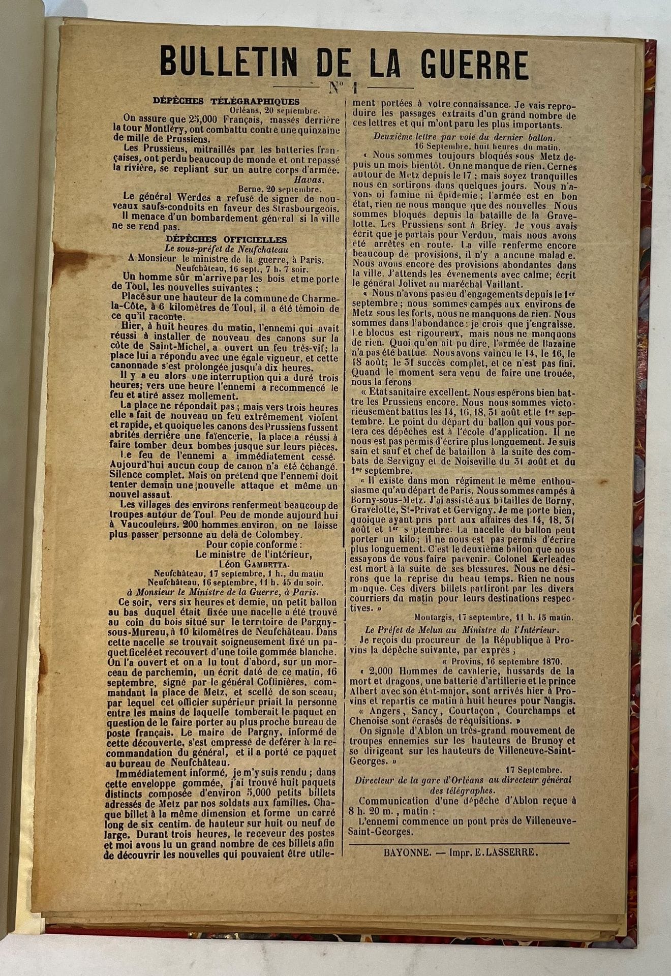 BULLETIN DE LA GUERRE
N° 1, 20 septembre 1870-n° 99, 31 décembre 1870.
Bayonne, Imprimerie E. Lasserre. Il manque le n° 67. Le n° 11 est en second tirage. 98 numéros (sur 99 parus) en 98 livraisons en 1 vol. in-4 relié. Joint : – 16 dépêches télégraphiques et 2 proclamations ; – 1 exemplaire du Comité central dévoilé ; – 1 photo de Jules Duruof.