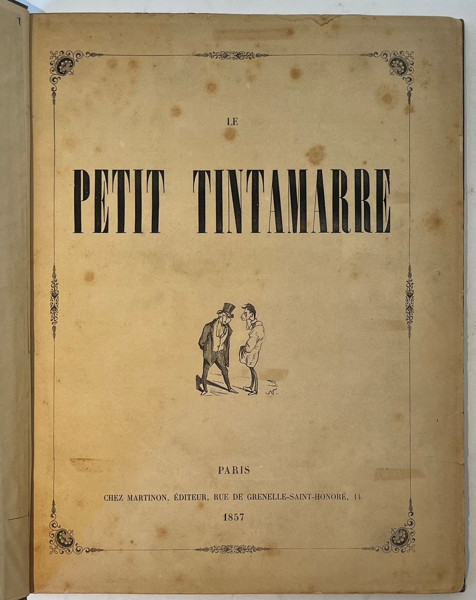 LE PETIT TINTAMARRE
Paraît tous les Samedis.
N° 1, 3 janvier 1857-n° 26, 27 juin 1857. Paris, Chez Martinon, Éditeur, Rédacteur en chef : Commerson. Rédigé en grande partie par Commerson. Abondamment illustré de vignettes sur bois de Nadar et de Daumier, et de deux très belles compositions à pleine page de Célestin Nanteuil, spécimens d’illustrations pour une édition de la Sainte Bible qui ne fut jamais publiée. 26 numéros en 26 livraisons sous couverture générale en 1 vol. in-4 relié. Notes manuscrites de Vasseur (1 f.). Joint : – 109 petites vignettes de Daumier extraites du Charivari, collées sur les pages de garde en début et fin de volume ainsi qu’au dos de la couverture générale. Périodique rare.
Le Petit Tintamarre contient des nouvelles, des histoires humoristiques, des satires en vers. Dans chaque numéro, par Commerson et H. Maxance : « Le Code civil dévoilé, dédié aux emballeurs, aux réfugiés polonais et aux gardes nationaux sans ouvrage et notamment aux licenciés de l’école de droit pour cause d’incapacité notoire ».