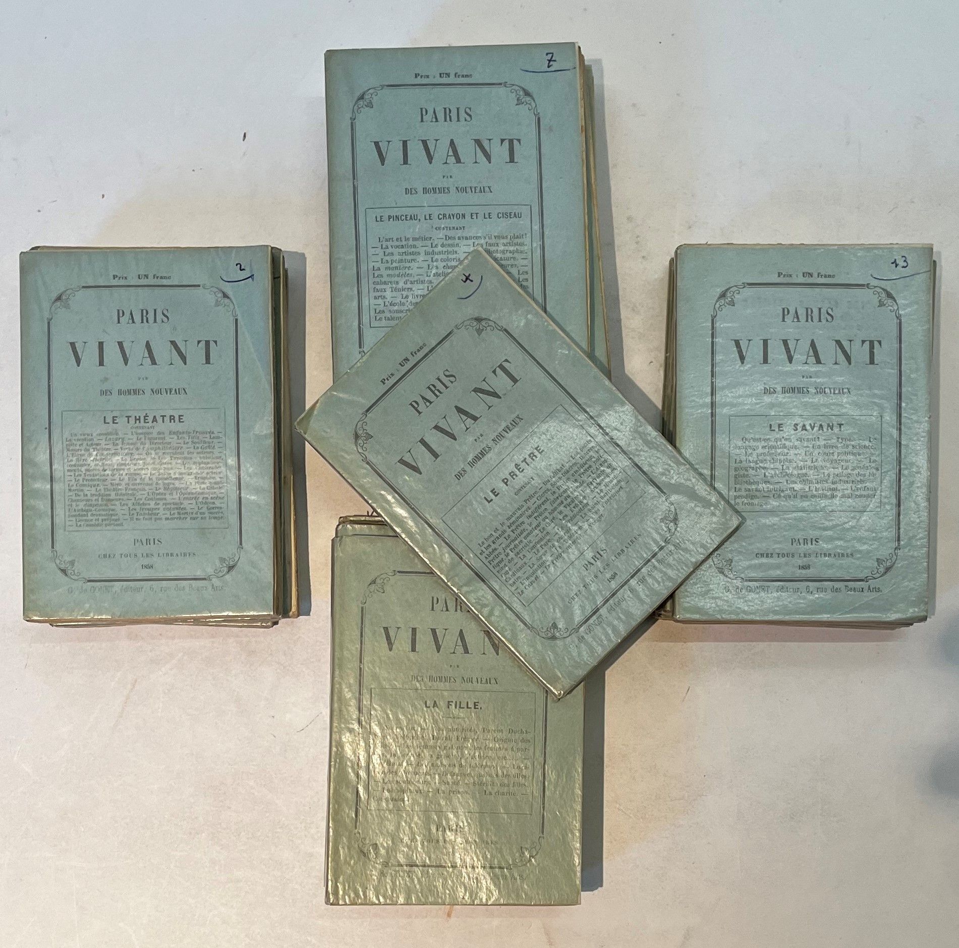 PARIS-VIVANT
Par des Hommes nouveaux
N° 1, 1858-n° 17, 1861. Paris, Chez tous les libraires. G. de Gonet, Éditeur. 1. La Plume ; 2. Le Théâtre, mémoires d’un jeune premier ; 3. Le Million ; 4. Le Prêtre ; 5. Le Soldat ; 6. Le Génie et ses droits ; 7. Le Pinceau, le crayon et le ciseau ; 8. Le Mariage ; 9. La Fille ; 10. La République des Lettres ; 11. Le Cheval ; 12. Le Trucqueur ; 13. Le Savant ; 14. Un drame ; 15. Le Grand Monde ; 16. Retour de l’armée d’Italie ; 17. Le Gandin. Pas de noms d’auteurs. Privat d’Anglemont aurait collaboré. 17 vol. in-16 brochés. Notes manuscrites de Vasseur (1 f.).