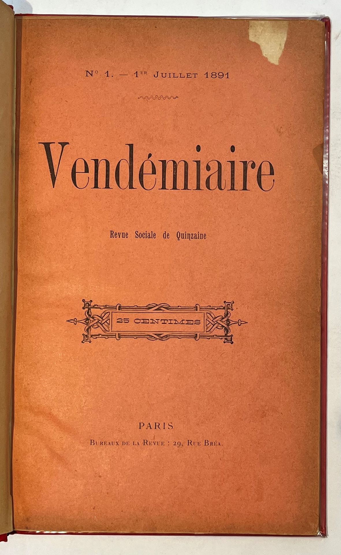 VENDÉMIAIRE
Revue Sociale de Quinzaine
N° 1, 1er juillet 1891-n° 5, 1er septembre 1891. Paris, Rédacteurs : Fernand Clerget et André Veidaux, Gérant : Henri Cholin. Textes de Paul Adam, Jean Ajalbert, Henri Cholin, Fernand Clerget, Léon Deschamps, Tristan Gratien, Charles Morice, Auguste Percheron, Victor Rabineau, Marius Réty, Gustave Tual, André Veidaux, Paul Verlaine (« Chronique de l’Hôpital »). Collection complète. 5 numéros en 5 livraisons en 1 vol. in-8 relié (couvertures conservées).