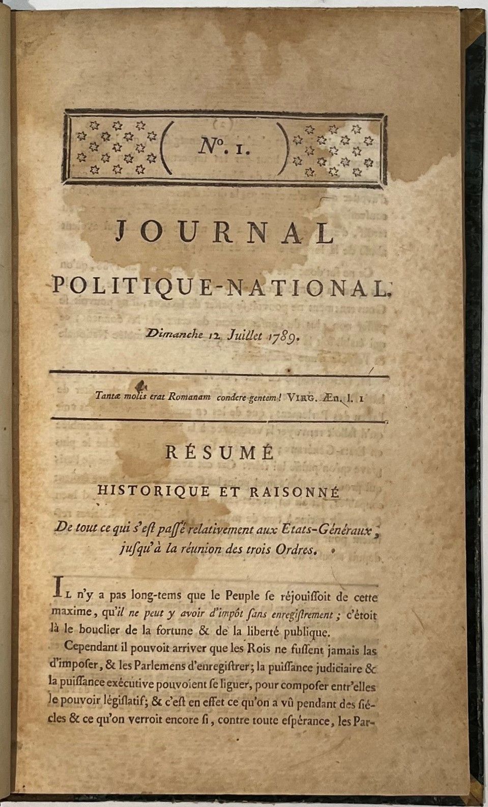JOURNAL POLITIQUE-NATIONAL
1er abonnement : n° 1, dimanche 12 juillet 1789-n° 23, s.d. [septembre-novembre 1789]. Tête de collection. Il y a eu 3 abonnements jusqu’en novembre 1790. Versailles, puis Paris, puis Bruxelles, Publié par M. l’Abbé Sabatier de Castres, puis M. Salomon [Antoine de Rivarol]. 23 numéros en 23 livraisons en 1 vol. in-8 relié. Chaque livraison comporte 8 pages. Légères mouillures à la partie supérieure des 4 premiers numéros. Très rare.
Recueil exact des discours, motions et décrets, Résumé de ce qui s’est passé aux États généraux, Lettres, avis, projets, mémoires ; Résumés par périodes chronologiques.