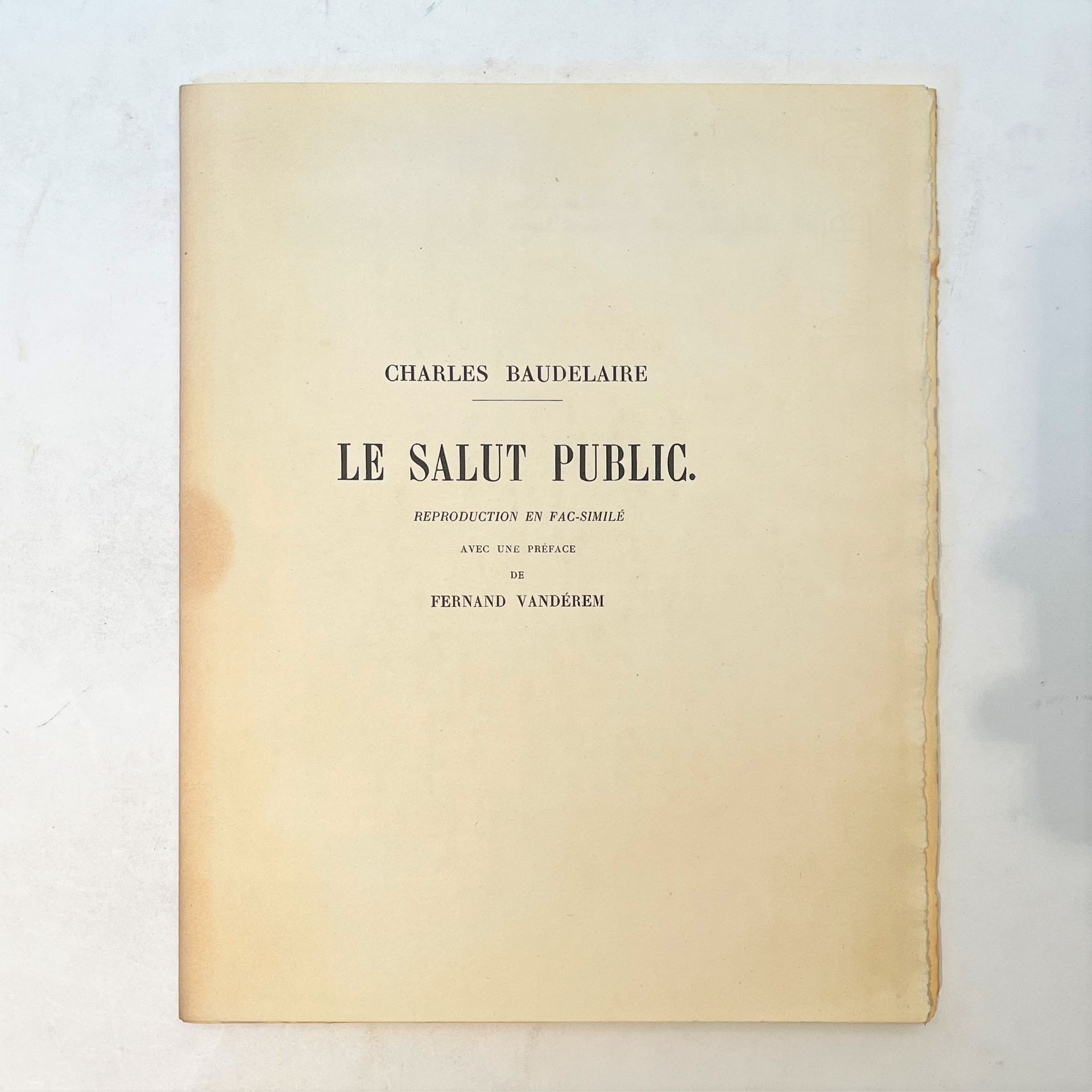LE SALUT PUBLIC
N° 1, 27 février 1848-n° 2, 28 février 1848. Textes de Charles Baudelaire, Champfleury, Charles Toubin. Vignette de Gustave Courbet. Reproduction en fac-similé (exécuté par Daniel Jacomet) de cette revue rarissime, avec une préface de Fernand Vandérem (Paris, Édouard Champion, 1925). Tirage limité à 110 ex. num. 1 vol. in-4 en feuilles sous emboîtage (à restaurer).