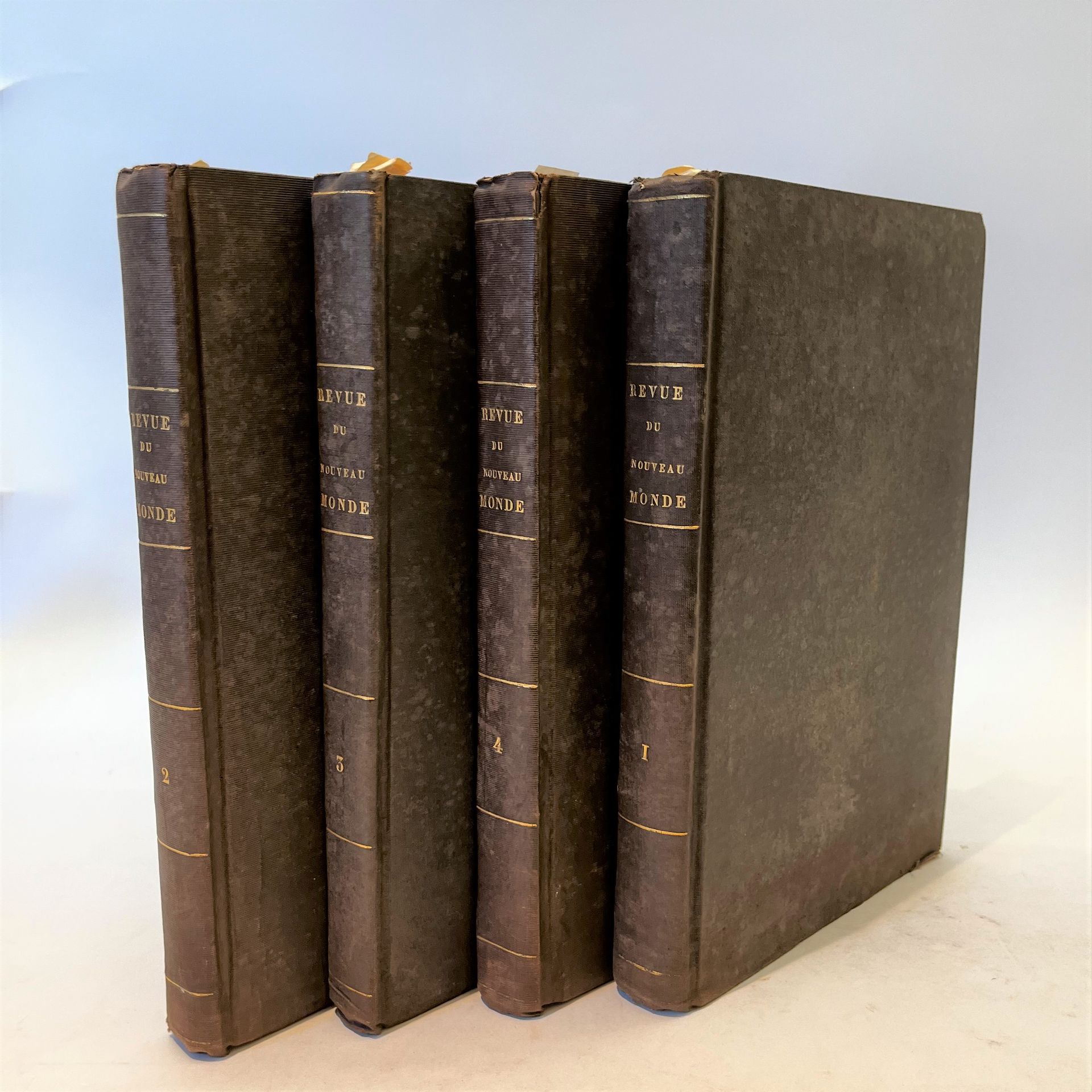 REVUE DU NOUVEAU MONDE
N° 1, 1er novembre 1849-n° 24, octobre 1850. New York, Directeur : Régis de Trobriand. Textes de Philarète Chasles, Chateaubriand, Alexandre Dumas, Octave Feuillet, Théophile Gautier, Arsène Houssaye, Alphonse Karr, Alphonse de Lamartine, Charles Monselet, Alfred de Musset, Eugène Pelletan, Sainte-Beuve, Georges Sand, Régis de Trobriand, Alfred de Vigny, etc. Collection complète. 24 numéros en 24 livraisons en 4 vol. grand in-8 reliés. Notes manuscrites de Vasseur (5 ff.). Quelques rousseurs. Fort rare.
La Revue du Nouveau Monde publiait un choix d’articles ayant paru dans des revues françaises.