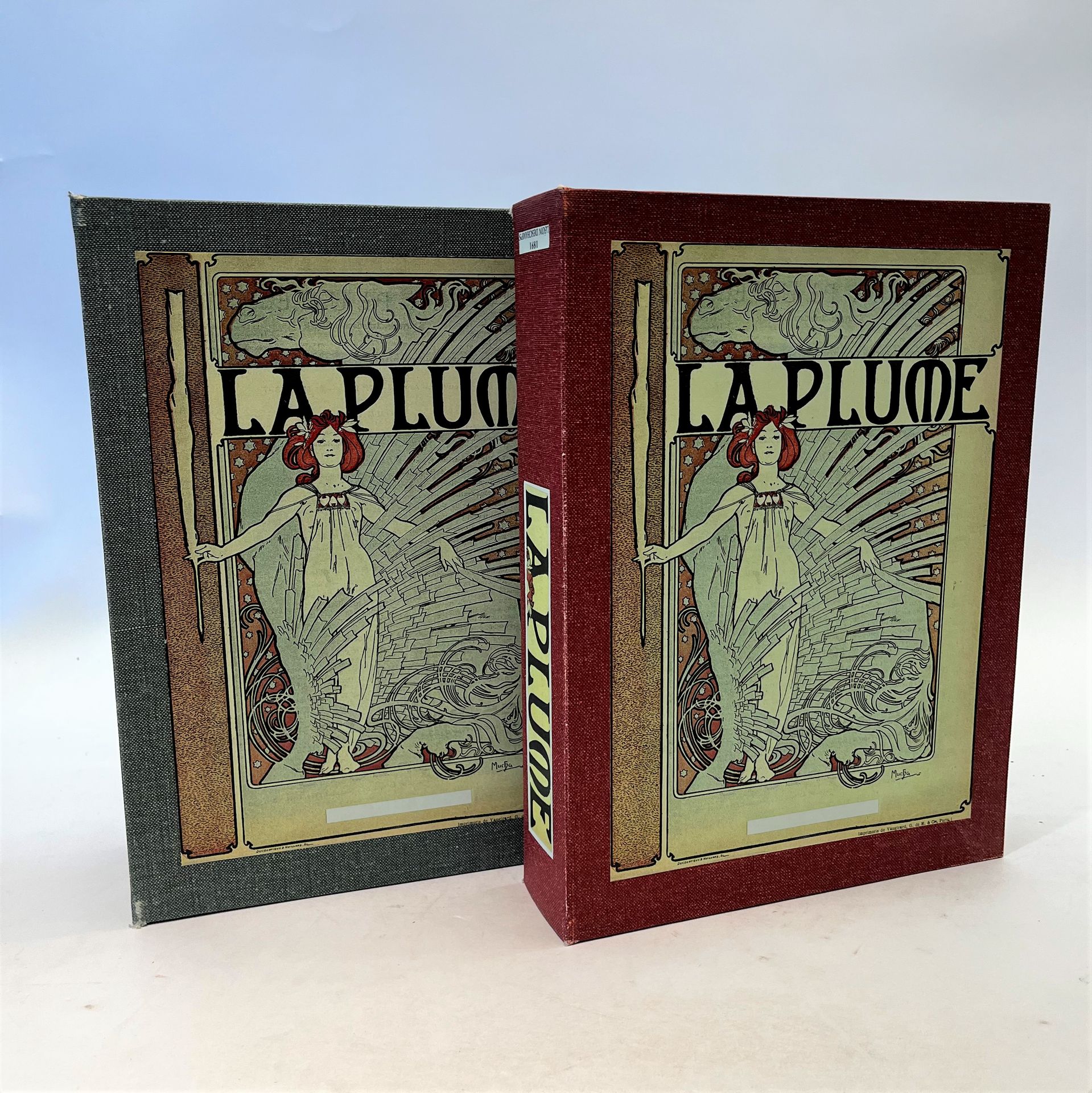LA PLUME
Revue Littéraire & Artistique
N° 1, 15 avril 1889-n° 426, 1er janvier 1914 (il manque les n° 374, 377, 406, 421 ; le n° 411 est incomplet). La Plume n’a pas paru de juillet 1904 à janvier 1905, puis de septembre 1905 à décembre 1911. Paris, Directeur-Rédacteur en chef : Léon Deschamps, puis Karl Boès. Textes de Paul Adam, Charles Baudelaire, Léon Bloy, Georges Bonnamour, L.-P. de Brinn’Gaubast, Léon Cladel, Jules Claretie, François Coppée, Tristan Corbière, Georges Darien, Léon Deschamps, René Ghil, Remy de Gourmont, Léon Maillard, Stéphane Mallarmé, Paul Masson, Jean Moréas, Rachilde, Jean Rameau, Hugues Rebell, Paul Redonnel, Laurent Tailhade, Léo Trézenik, Paul Verlaine, Gabriel Vicaire, Francis Vielé-Griffin, etc. 4 vol. in-8 reliés + 5 vol. in-8 brochés + 225 vol. in-8 brochés, le tout sous 24 emboîtages. Le n° 25 (1er mai 1890) comporte un « Double du relevé de compte de Paul Verlaine », signé par Léon Deschamps. Notes manuscrites de Vasseur (8 ff.). Joint : – 1 portrait de Léon Maillard et 2 portraits de Léon Deschamps ; – 2 catalogues de la librairie de La Plume (1903) ; – « La Plume et l’épée » (n° 46, 1er août 1897) ; – 10 L.A.S. de Hugues Rebell à Léon Deschamps et à Karl Boès ; – 1 reçu pour un à-valoir de La Plume signé par Hugues Rebell (1900) ; – 2 L.A.S. de G. Joblin (Service du contentieux de L’Écho Colonial) au directeur de La Plume à propos de Hugues Rebell ; 1 L.A.S. de Jules Christophe (1893) à [Édouard Dujardin] ; – 1 L.A.S de Léon Deschamps (1898) ; – 1 faire-part de décès de Léon Deschamps (1899) ; – 1 invitation à une soirée de La Plume ; – 4 invitations à des Dîners de La Plume ; – 1 inventaire de la revue réalisé par la Fondation Ardouvin  et 1 inventaire établi par André Vasseur.