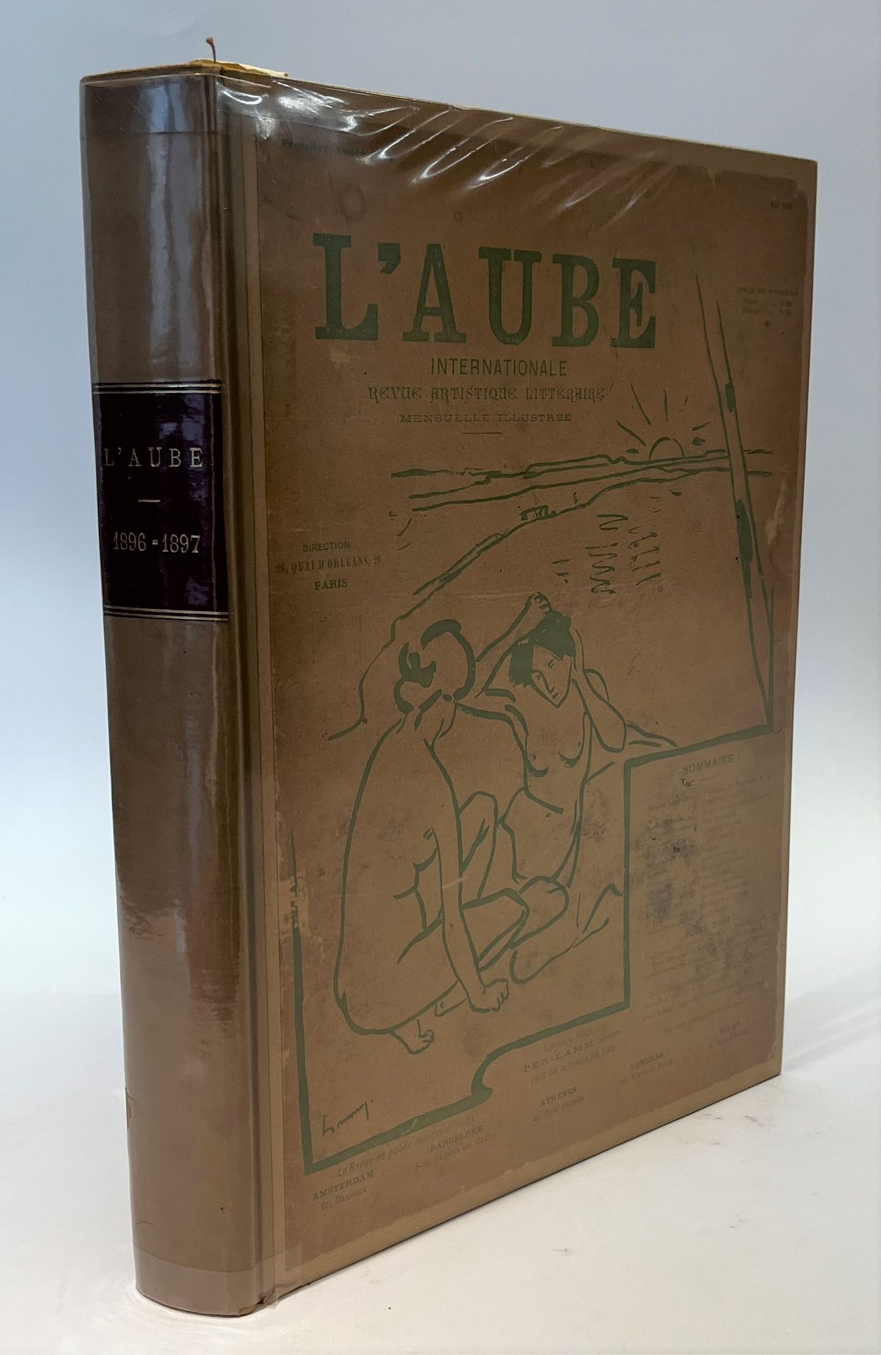 THE AUBE
International illustrated monthly literary art magazine
No. 1, April 1896-No. 9, December 1896; No. 1, January 1897-No. 5, July 1897. Paris, Director: Pierre Guédy, Editorial Secretary: A. van Bever. Texts by Paul Adam, Gabriele d'Annunzio, Maurice Barrès, Henry Bataille, Maurice Beaubourg, Charles Cros, Henry D. Davray, René Ghil, Pierre Guédy, A.-Ferdinand Herold, Ibsen, Jean Jullien, Bernard Lazare, Georges Lecomte, Camille Lemonnier, Henry J.-M. Levey, Maurice Maeterlinck, Stuart Merrill, P.-J. Proudhon, Jules Renard, Georges Rodenbach, Jacques Saint-Cère, Saint-Pol Roux, A. Van Bever, Émile Verhaeren, Paul Verlaine, E. Vérola, Charles Vignier, Walt Whitman, etc. Illustrations by F.-A. Cazals (portrait of Verlaine), Henri Héran, C. Léandre, Marcel Lenoir, Maximilien Luce, Edward Munch, A. Roubille, Félix Vallotton, etc. Complete collection. 14 numbers in 14 issues in 1 vol. in-folio bound. Fragile copy (acid paper). Handwritten notes by Vasseur (4 ff.). Joint : - 1 L.A.S. from Jacques Saint Cère to [Édouard Dujardin] on the letterhead of the Figaro ; - Issues of Hommes d'aujourd'hui dedicated to Paul Verlaine, Henri de Régnier, Paul Adam, Maurice Barrès, Maurice Maeterlinck, Émile Verhaeren, Stuart Merrill, Charles Vignier, René Ghil, Maximilien Luce ; - 1 portrait of Henry D. Davray by Jean Veber; - 1 portrait of Georges Rodenbach; - Portraits of Maud Gonne, D'Annunzio, Ibsen (Félix Potin collection); - 1 portrait of Henry Bataille.