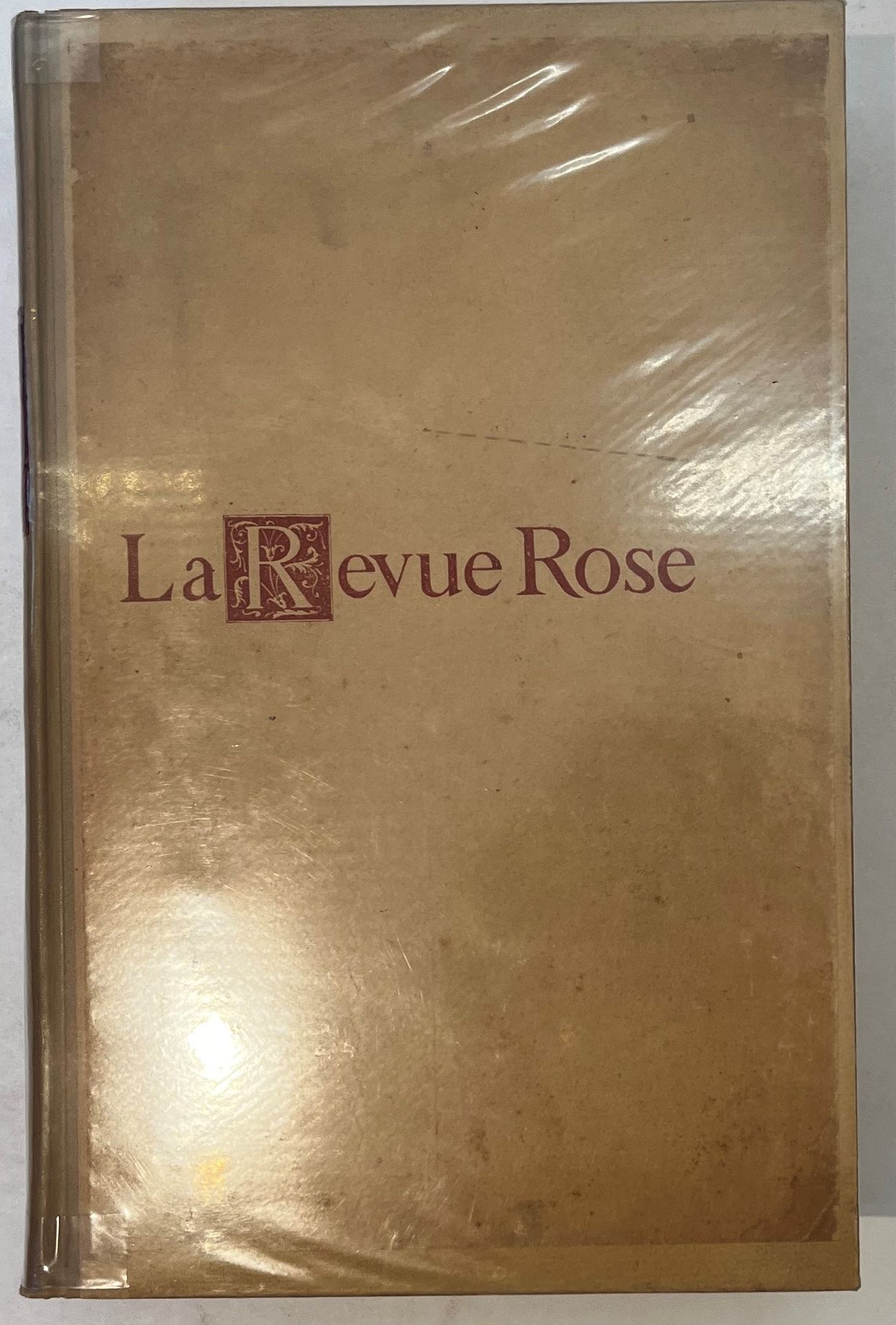 LA REVUE ROSE
Artistique & littéraire
N° 1, janvier 1887-n° 12, décembre 1887. La mention « 3e année » apparaît en sous-titre car la revue était la continuation de La Feuille Rose. En fait, les 12 numéros de La Revue Rose forment bien une collection complète. À la fin du n° 12, la direction annonce que La Revue Rose cède tous ses droits à La Revue Moderne qui en était à sa 5e année. Marennes (Charente-Inférieure), Directeur : Henry Mériot, Rédacteur en chef : Henry Lapauze, Secrétaire de la rédaction : Georges Vanor. Textes de Paul Adam, Paul Alexis, Théodore de Banville, Maurice Bouchor, Charles Buet, Léon Cladel, Lucien Descaves, Émile Goudeau, J.-K. Huysmans, Gustave Kahn, Henry Lapauze, Camille Lemonnier, Jean Lorrain, Pierre Loti, Stéphane Mallarmé, Paul Margueritte, Catulle Mendès, Henry Mériot, Edgar Poe (traduit par Stuart Merrill), Jean Rameau, Henri de Régnier, Jean Richepin, Camille de Sainte-Croix, Raymond de la Tailhède, Jules Tellier, Georges Vanor, Francis Vielé-Griffin, etc. Collection complète. 12 numéros en 12 livraisons en 1 vol. grand in-8 relié (couvertures conservées). Notes manuscrites de Vasseur (2 ff.). Joint : – 1 L.A.S. de Charles-Henry Lapauze (début 1887) sur un papier à en-tête de La Revue Rose et adressée à « Cher Maître » [Léon Cladel]. Il lui envoie les épreuves de « Roland » qu’il trouve tout simplement sublime. « Roland » fut publié dans le n° 5 de La Revue Rose ; – 1 L.A.S. de Charles-Henry Lapauze (1887) sur un papier à en-tête de la revue et adressée à [Édouard Dujardin]. Il lui demande l’échange entre La Revue indépendante et La Revue Rose ; – Portraits de Pierre Loti, Camille Lemonnier, Maurice Bouchor, Paul Adam, Catulle Mendès, Paul Margueritte ; – Portraits de Jean Richepin, Jean Rameau, Théodore de Banville, Lucien Descaves, J.-K. Huysmans (Collection Félix Potin) ; – Portraits extraits des Hommes d’aujourd’hui de Henri de Régnier, Stuart Merrill, Léon Cladel ; –] 1 carte de visite de Léon Cladel. Revue rare.