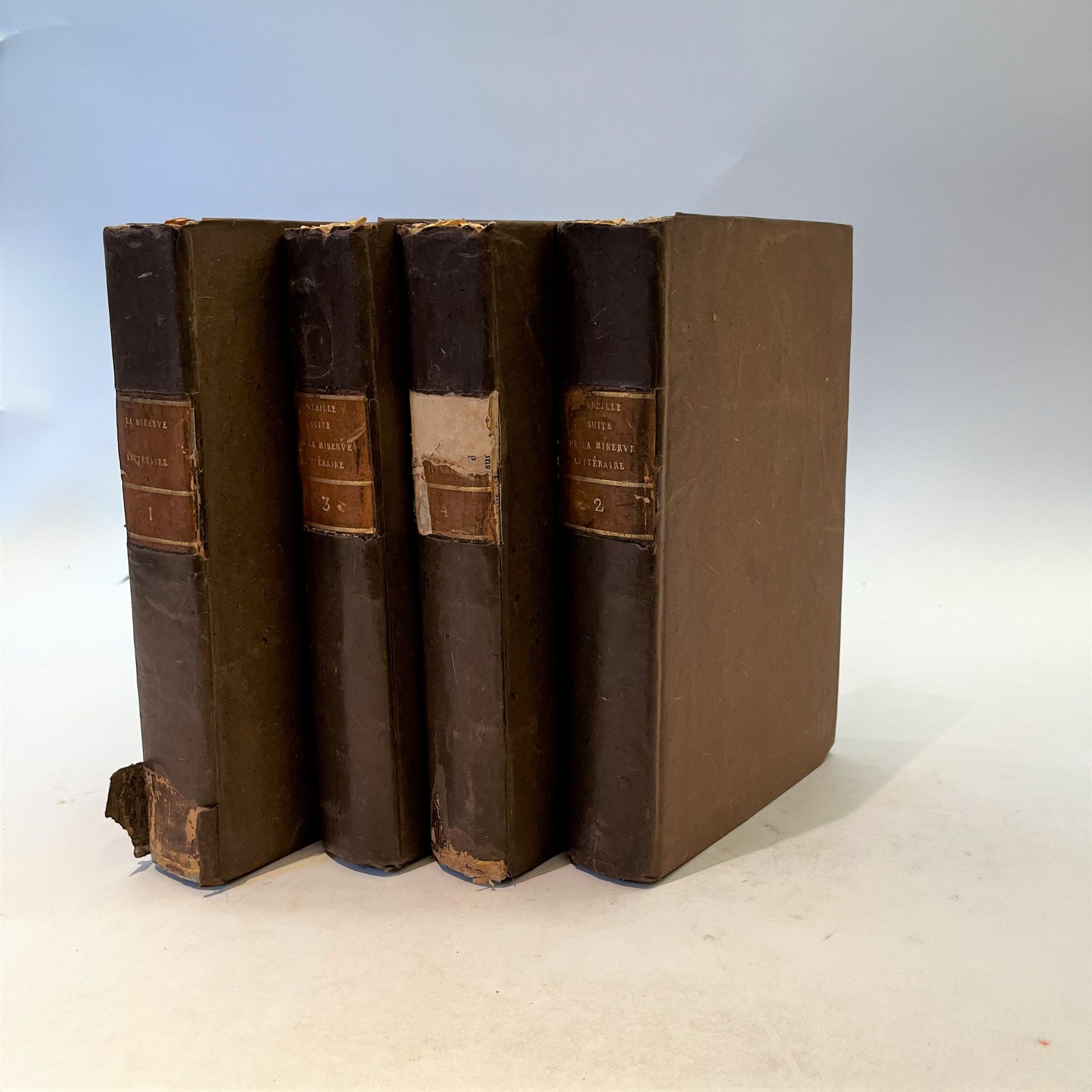 LA MINERVE LITTÉRAIRE
N° 1, 16 novembre 1820-n° 23, 19 avril 1821.
Paris, Au Bureau de rédaction et chez Alex. Eymery, libraire, Direction : Mme Dufrenoy. Textes de Berville, Emmanuel Dupaty, Amaury Duval, de Latouche, Lemontey, Moreau, de Sénancour, Viennet, Alexandre de Lameth, de Ségur, etc. Collection complète. 23 livraisons. Notes manuscrites de Vasseur (2 ff.). Trous de vers aux premières pages du Tome I. Devient L’Abeille à partir du n° 24 :
L’ABEILLE
N° 24, 26 avril 1821-n° 52, 8 novembre 1821. Tête de collection. L’Abeille a continué jusqu’au n° 71. Paris, Au Bureau de rédaction. Textes de Berton, Berville, A. Béraud, Mme Dufrénoy, Emmanuel Dupaty, Amaury Duval, A. Jay, Lemontey, La Beaumelle, de Sénancour, P.F. Tissot, Viennet, Alexandre de Lameth, de Ségur, etc. 2 gravures h.-t. Trous de vers aux dernières pages du Tome IV. Ces deux titres en 4 vol. in-8 reliés (cartonnages d’époque ; certains dos endommagés).