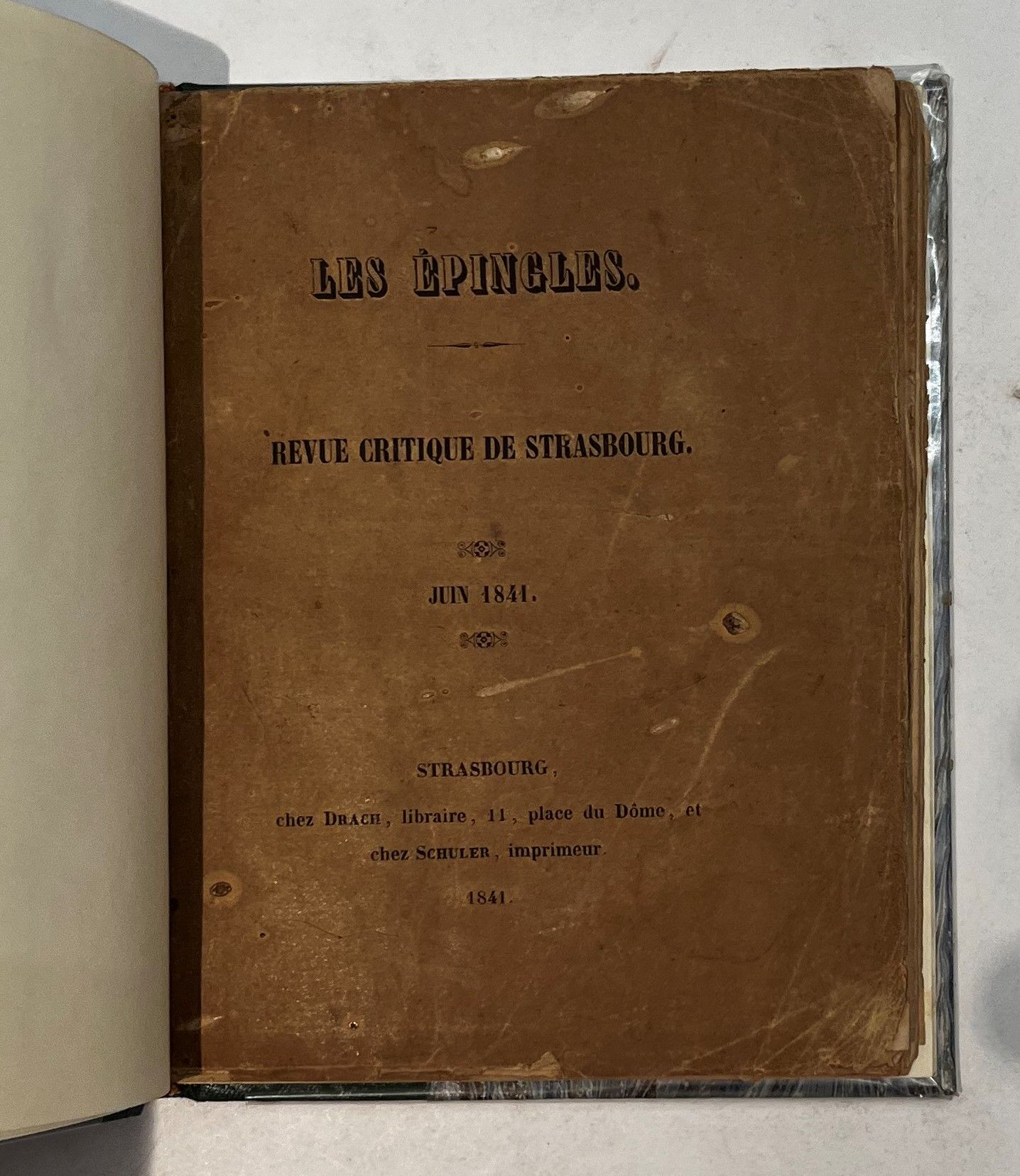 LES ÉPINGLES
Revue critique de Strasbourg
N° 1, juin 1841.
Sans doute seul numéro paru. Strasbourg, Chez Drach, libraire et chez Schuler, imprimeur. Les articles ne sont pas signés. 1 vol. in-32 relié. Notes manuscrites de Vasseur (2 ff.). Joint : – 1 L.D.S. de la Bibliothèque de Strasbourg (septembre 1962) informant Vasseur que leurs archives n’ont également que ce seul n° 1.
Dans un texte d’intention publié en début de volume, la rédaction souhaite « publier mensuellement, en un petit volume in-32, une Revue critique et plaisante de tout ce qui se fait à Strasbourg, une espèce de Courrier-Strasbourg, où l’on parlerait, mais d’une manière toute indépendante – ce qu’on ne peut faire dans un feuilleton de journal, à l’esprit duquel on doit se plier – du théâtre, des concerts, des expositions d’arts, des mœurs, de la littérature, de la chronique locale, de faits divers, de tout enfin ; de tout ce qui donne matière à une critique permise, décente et honorable. »