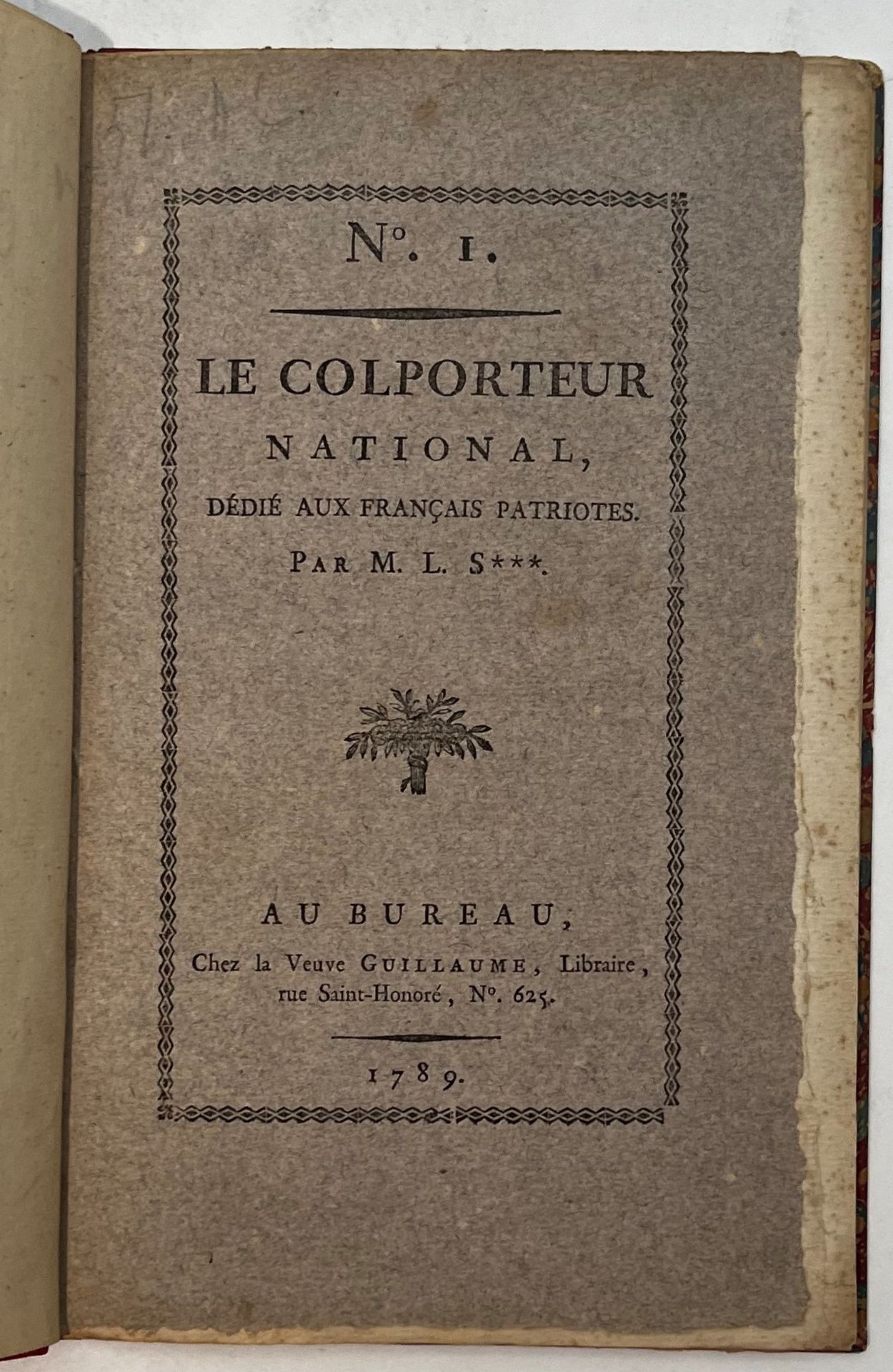 LE COLPORTEUR NATIONAL
Dédié aux Français patriotes par M. L.S***
N° 1, octobre 1789-n° 2, novembre 1789, Paris, Au bureau, Chez la Veuve Guillaume, Libraire. Collection complète. 2 numéros en 2 livraisons en 1 vol. in-8 relié (couverture du n° 1 conservée). Notes manuscrites de Vasseur (1 f.).