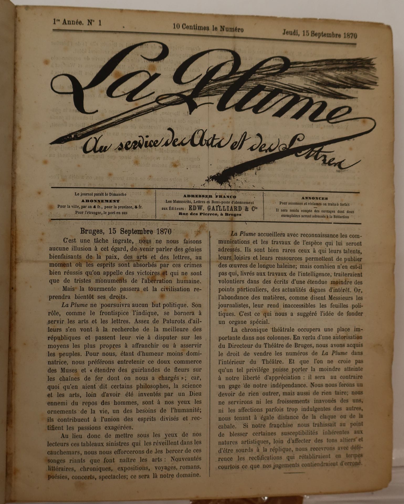 LA PLUME
Au service des Arts et des Lettres
N° 1, jeudi 15 septembre 1870-n° 104, dimanche 8 septembre 1872. Bruges, Edw. Gailliard & Cie Éditeurs. Les articles ne sont pas signés ou signés d’initiales. Devient La Nouvelle Plume :
LA NOUVELLE PLUME
Au service des Arts et des Lettres
1 p. spécimen puis : n° 1, dimanche 15 septembre 1872-n° 26, dimanche 9 mars 1873. Les articles ne sont pas signés ou signés d’initiales. Les deux titres sont réunis en 1 vol. in-4 relié (en très mauvais état).
Revue musicale et théâtrale très rare. Contient une bibliographie des journaux de musique par Édouard G.-J. Grégoir.