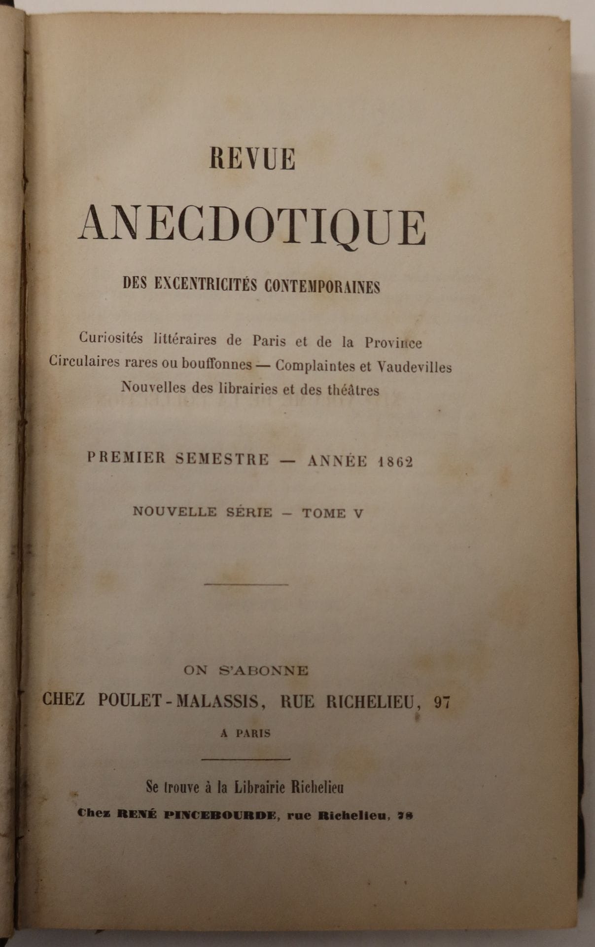 REVUE ANECDOTIQUE DES LETTRES ET DES ARTS
Paraissant le 5 et le 20 de chaque mois
1er avril 1855-novembre 1862. Variantes historiques du titre : Revue anecdotique des excentricités contemporaines, juillet 1856-1861 ; Revue anecdotique, 1862. Paris, Fondateur : Lorédan Larchey, Directeurs : Lorédan Larchey puis Auguste Poulet-Malassis qui, obligé de se réfugier en Belgique, céda la direction à René Pincebourde. Collection complète. 12 vol. in-12 reliés + 2 vol. in-12 brochés. Le 1er volume comporte cet envoi autographe signé : « À Monsieur Arsène Houssaye, Hommage de la Revue Anecdotique, Lorédan Larchey. »  Joint : – 1 ex. broché du n° 10 (mai 1860). Devient La Petite revue en 1863 :
LA PETITE REVUE 14 novembre 1863-10 septembre 1867. Paris, Librairie Richelieu, René Pincebourde, Éditeur, Rédacteur en chef : Lorédan Larchey. Collection complète. 13 vol. in-8 reliés. Joint : – La Petite revue anecdotique, 10 février 1868-15 août 1870. Paris, Propriétaire-Rédacteur : A. de la Fizelière. 14 livraisons en 1 vol. in-8 relié (dos abîmé). 
La Revue anecdotique et La Petite revue contiennent des documents biographiques de toute nature, nouvelles des librairies et des théâtres, bons mots, satires, épigrammes, excentricités littéraires de Paris et de la province, bouffonneries de l’annonce, prospectus rares et singuliers.