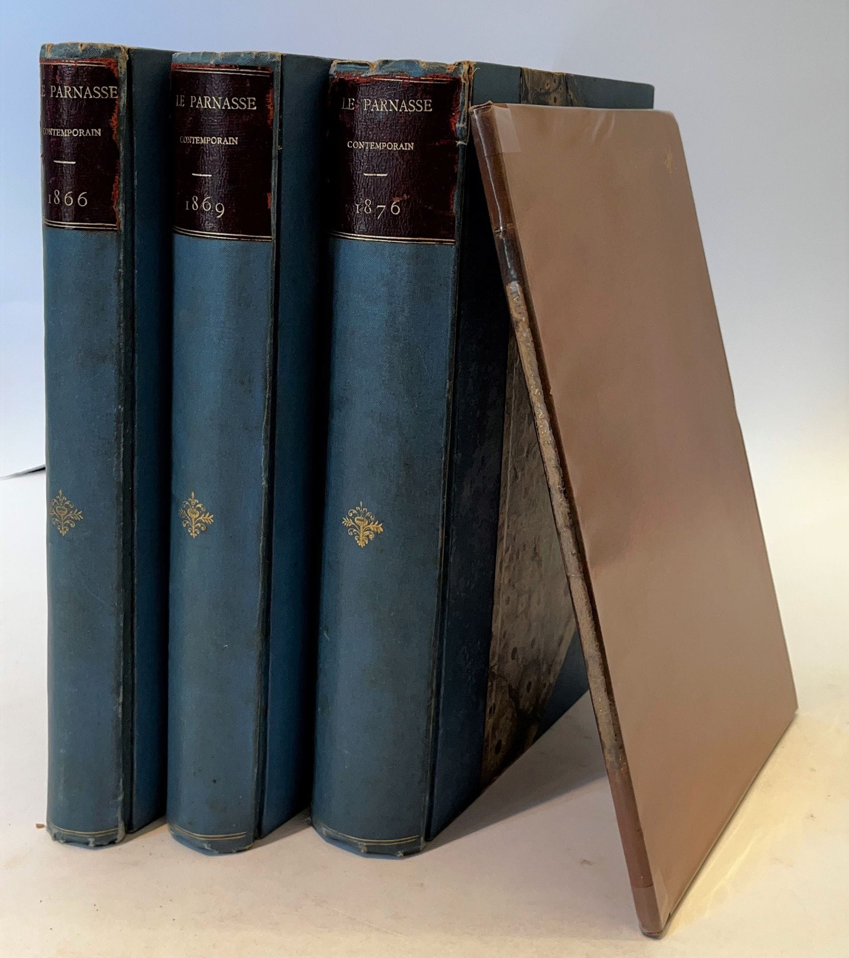 THE CONTEMPORARY PARNASSUS
Collection of new verses
Volume I: 1866; Volume II: 1869; Volume III: 1876. Paris, Alphonse Lemerre, Editor. Texts by Théodore de Banville, Charles Baudelaire, Henri Cazalis, François Coppée, Charles Cros, Léon Dierx, Anatole France, Théophile Gautier, José-Maria de Heredia, Ernest d'Hervilly, Leconte de Lisle, Stéphane Mallarmé, Catulle Mendès, Armand Silvestre, Paul Verlaine, Villiers de l'Isle-Adam, etc. 3 vol. in-8 bound. Joint : - 1 in-8 bound booklet (pages taken from the " Bibliothèque universelle ") : Le Parnasse contemporain, Étude historique by Henry Aubert (1902) ; - 1 in-8 bound booklet (pages taken from La Revue) : Anatole France et le Parnasse contemporain by Louis-Xavier de Ricard (1902). Some foxing.