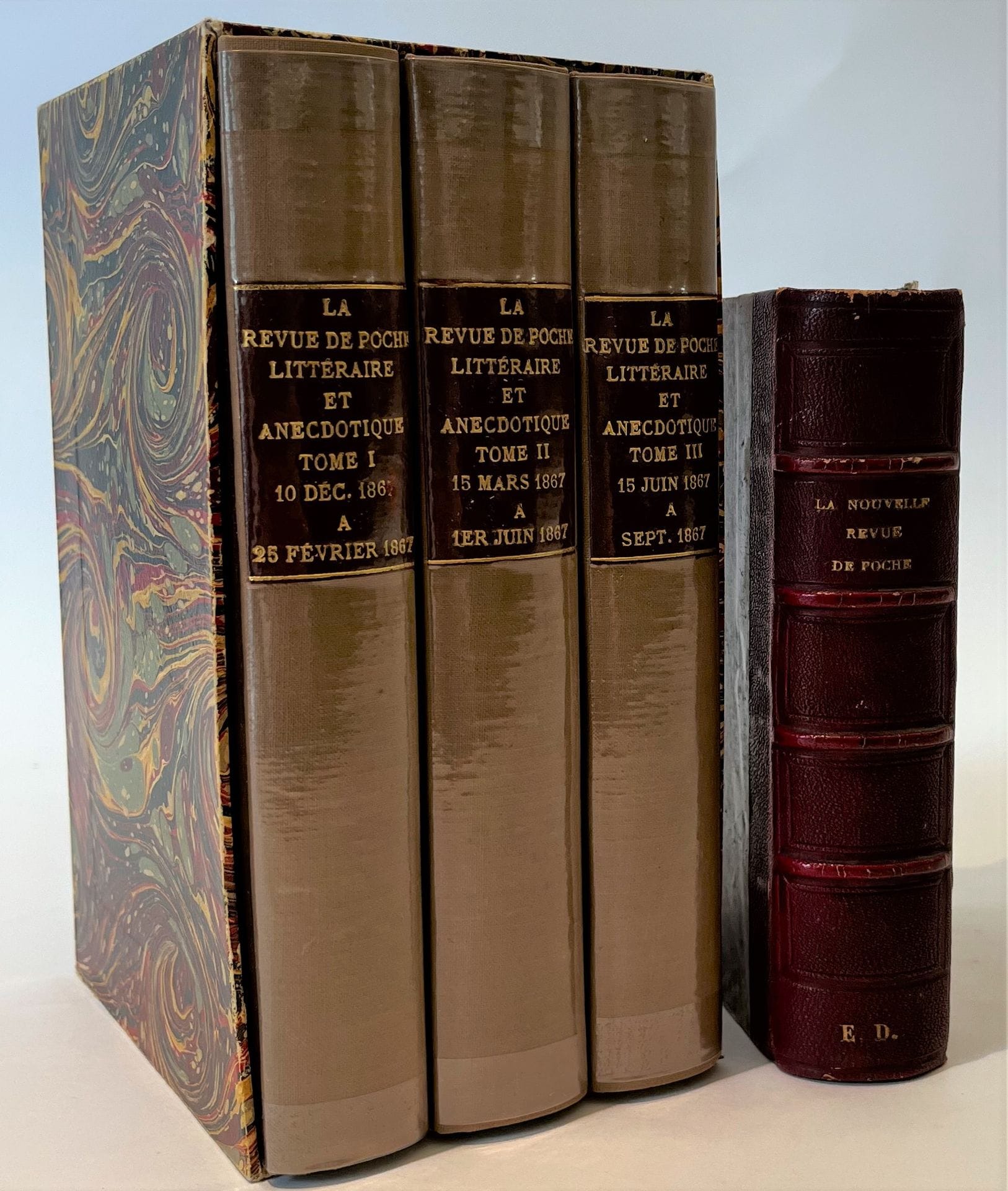 LA REVUE DE POCHE LITTÉRAIRE & ANECDOTIQUE
N° 1, 10 décembre 1866-n° 18, septembre 1867. Paris, Se trouve à la Librairie de la Société des auteurs dramatiques (Académie des Bibliophiles), Gérant : Paul Klotz. Textes de Jules Claretie, Lamartine, Charles Monselet, Eugène Pelletan, Henri de Pontmartin, Sainte-Beuve, Jules Sandeau, Francisque Sarcey, Aurélien Scholl, etc. Collection complète. 18 numéros en 18 livraisons en 3 vol. in-12 reliés (couvertures conservées). Tirage à petit nombre sur Hollande. Devient La Nouvelle Revue de Poche littéraire, anecdotique & bibliographique :
LA NOUVELLE REVUE DE POCHE LITTÉRAIRE, ANECDOTIQUE & BIBLIOGRAPHIQUE
Paraissant tous les jeudis
N° 1, 2 juillet 1868-n° 12, 17 septembre 1868. Paris, Se trouve à la Librairie générale des auteurs & de l’Académie des Bibliophiles. Textes de Charles Monselet, Aurélien Scholl, etc. Collection complète. 12 numéros en 12 livraisons en 1 vol. in-12 relié. Tirage à petit nombre sur papier vergé.