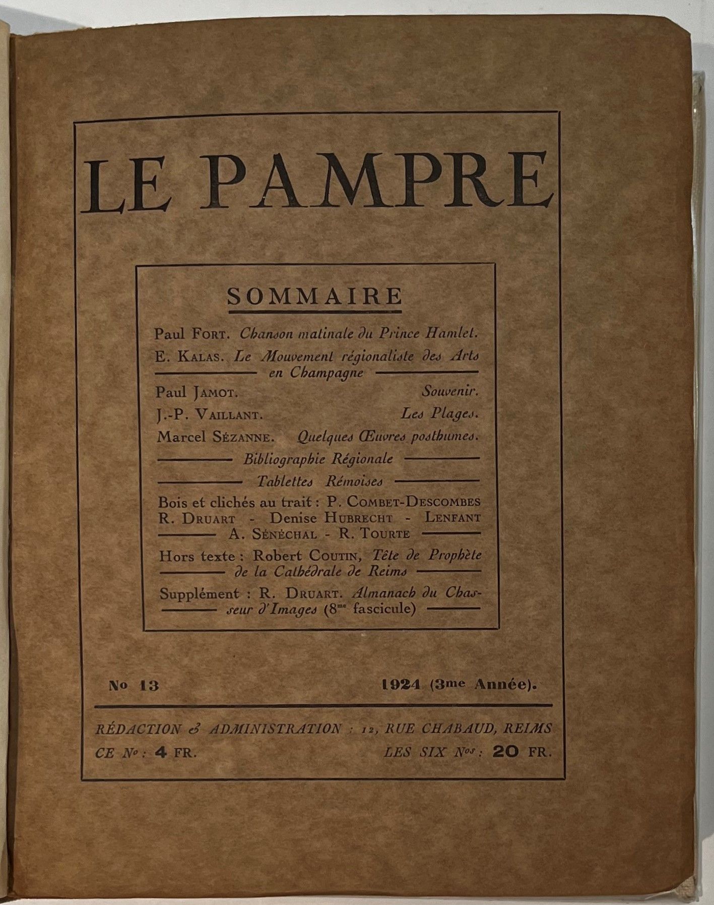 LE PAMPRE
Revue littéraire et artistique, Organe du Cercle Chevigné
N° 1, 1922-n° 24, 1925. Reims. Directeur-Rédacteur : René Druart. Textes de George Auriol, Paterne Berrichon, Marcel Caruel, Jean Doysault, René Druart, Paul Fort, Paul Jamot, E. Kalas, François Laloux, Roger Lecomte, René Maublanc, Morin-Jean, Vincent Muselli, Cécile Périn, Arthur Pétronio, Jules Renard (Inédits), Maurice Renard, Touny-Lérys, Roger Vailland, Léon Vérane, etc. Illustrations de Barat-Levraux, Eugène Bourgouin, Denise Hubrecht, E. Kalas, Madeleine Lacourt, Morin-Jean, Pierre Subtil, Roger Tourte, Paul Véra, Robert Wattiez, etc. Collection complète. 24 numéros en 18 livraisons en 2 vol. in-8 reliés (couvertures conservées). Bien complet du supplément au n° 14 / 15 : Voyelles par Marcel Caruel, imprimé aux dépens du Pampre, en cinq couleurs sur papier à beurre, sous couverture papier à pain d’épice tirage or. Notes manuscrites de Vasseur (2 ff.). Joint : – 1 carte postale de René Druart (1952) proposant à Vasseur la collection du Pampre ; – Au verso de la couverture du n° 18 : une carte de visite de Pol Neveux avec neuf lignes autographes.