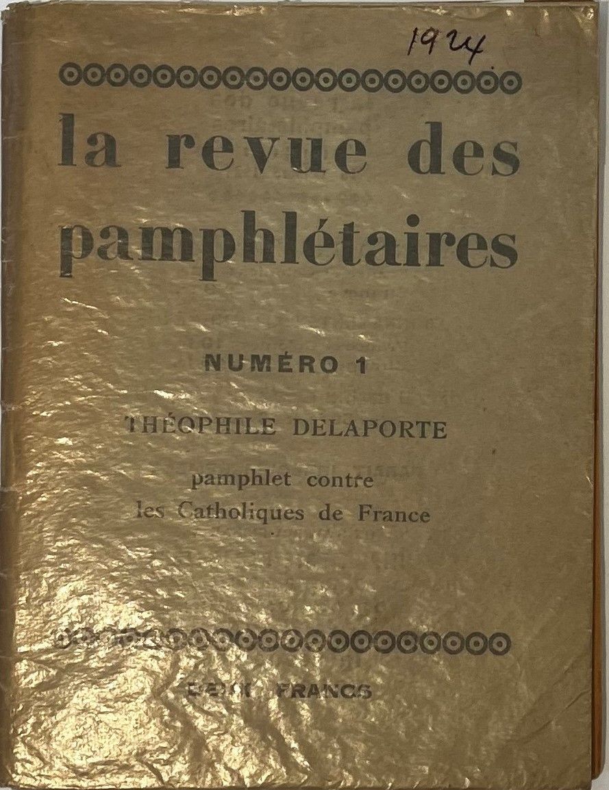 LA REVUE DES PAMPHLÉTAIRES
N° 1, 15 octobre 1924. Dijon, Gérant : Maurice Darantière. Entièrement consacré à un « Pamphlet contre les Catholiques de France » sous la signature de Théophile Delaporte, cachant le nom de Julien Green. 1 vol. in-16 broché. Joint : – 1 L.A.S. de Julien Green (s.d.) à un correspondant non identifié ; – La bande rouge qui entourait le fascicule et qui mentionne : « Dédié aux six cardinaux français » ; – 1 article du Figaro : « Julien Green l’inaccessible » par Marcel Jouhandeau (4 juin 1971). Rare.