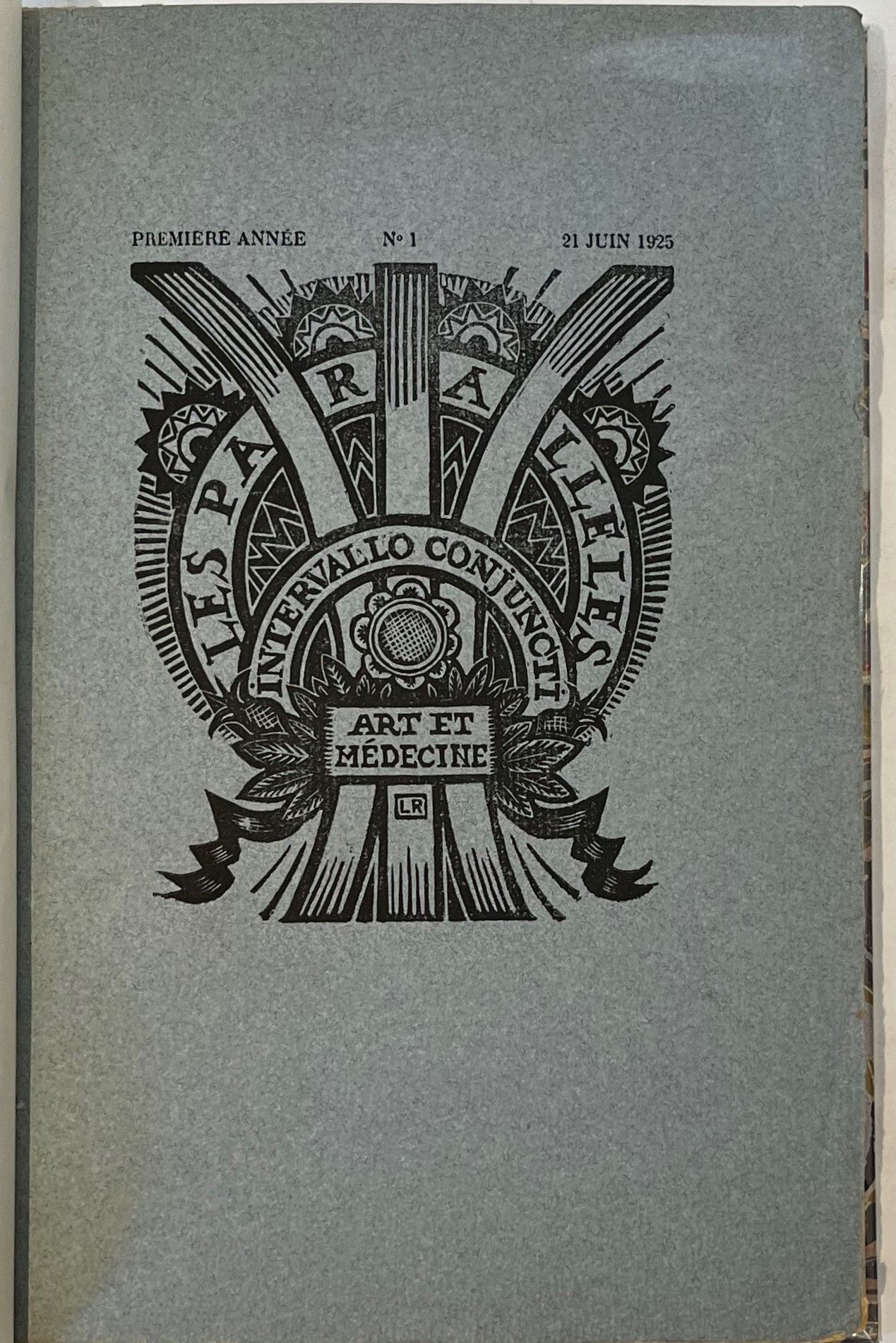 LES PARALLÈLES
Art et médecine
N° 1, 21 juin 1925-n° 4, juillet 1929 + 1 fascicule non numéroté de juin 1926 (relié entre les n° 3 et 4). Paris, Association Les Parallèles. Textes de H. Bataille, Francis de Croisset, Maurice Delort, Georges Duhamel, Fernand Fleuret, Marc Henry, Pierre Mac Orlan, Jules Romains, etc. Illustrations de Maurice Asselin (eau-forte), Gus Bofa, Chas Laborde, André Dignimont, Halicka, André Léveillé, Roger Lotiron (lithographie), Ludovic Rodo, Dunoyer de Segonzac (eau-forte), J. Thévenet, Roger de Valerio (taille-douce), etc. 5 numéros en 5 livraisons en 1 vol. in-8 relié. Les n° 1 et 2 sont un des 200 sur Arches, le n° 3 un des 6 Japon réservés aux collaborateurs. Notes manuscrites de Vasseur (2 ff.). Joint : À l’intérieur du n° 1 : – La carte menu du dîner des Parallèles (22 juin 1925) au nom de Fernand Fleuret. Cette carte est ornée d’une taille douce gravée par Roger de Valerio (une femme nue entre un médecin et un artiste) et comporte un envoi au crayon de l’artiste. Cet exemplaire provient de la Bibliothèque de Fernand Fleuret et Vasseur considère la collection complète.